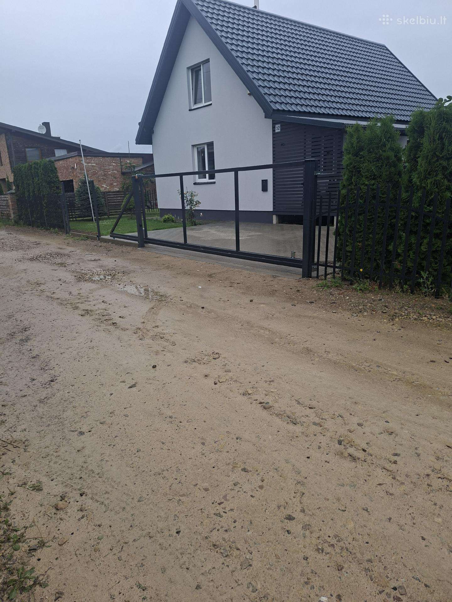 Stumdomi kiemo vartai.