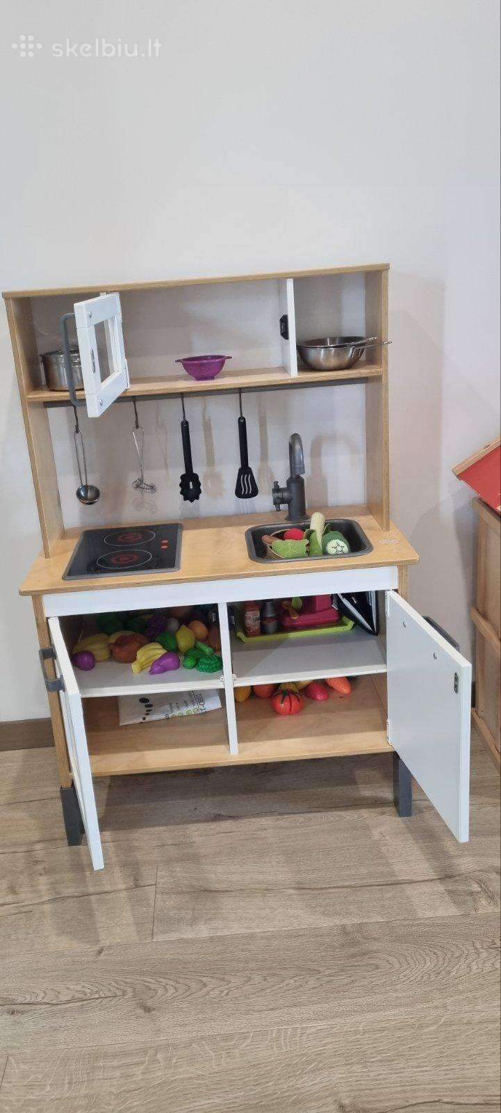 Parduodama medinė ikea virtuvėlė su priedais