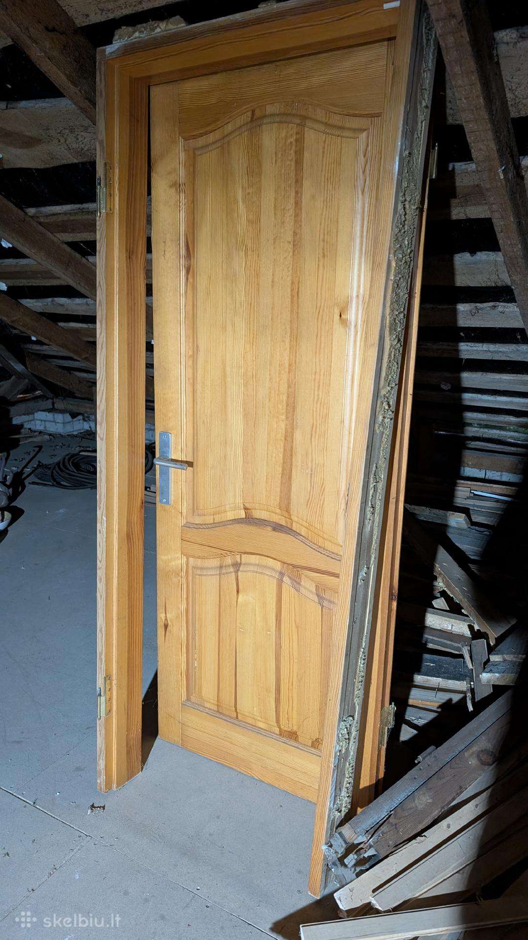 Parduodamos medinės vidaus durys su stakta