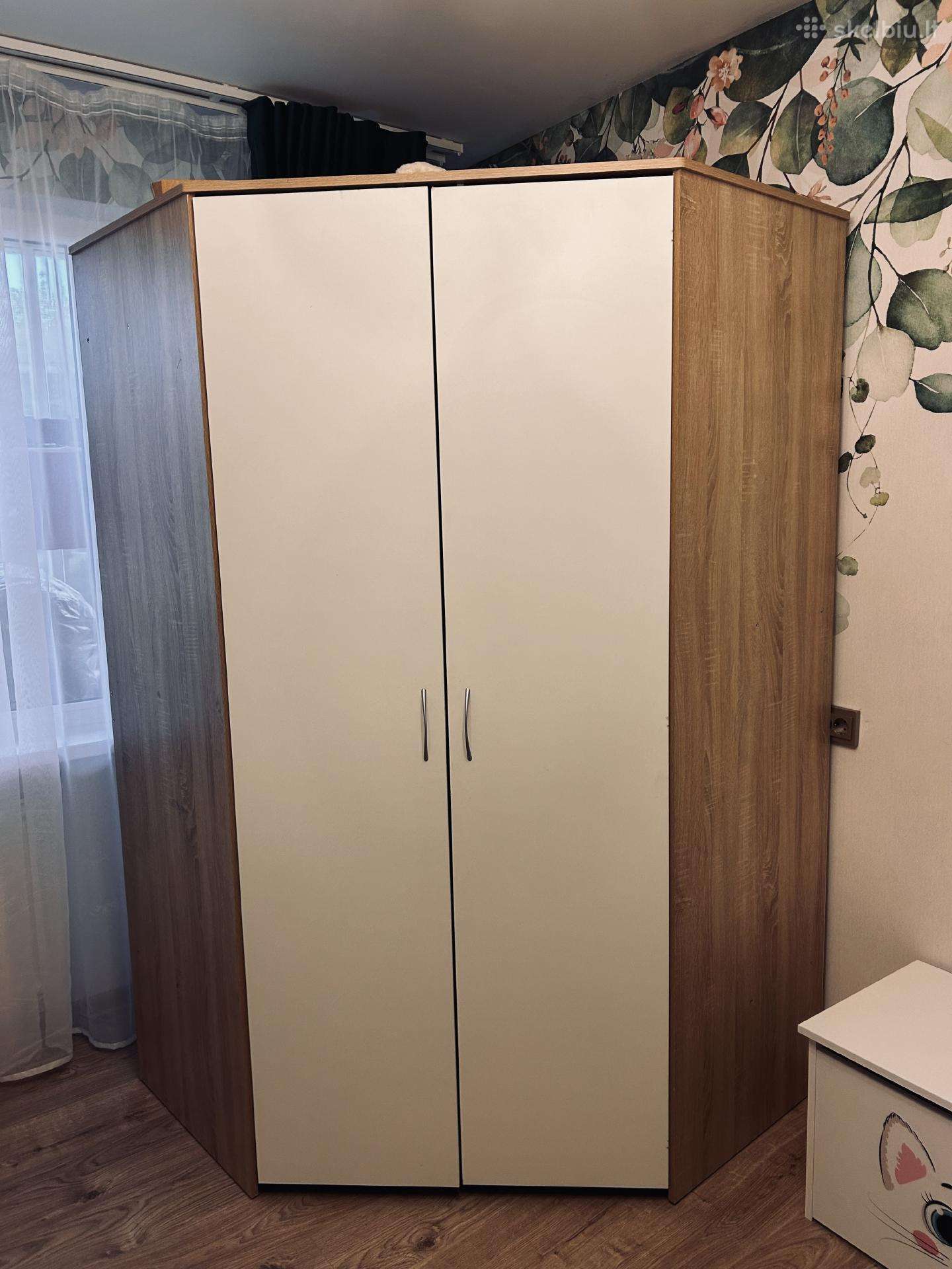 Parduodama kampinė spinta