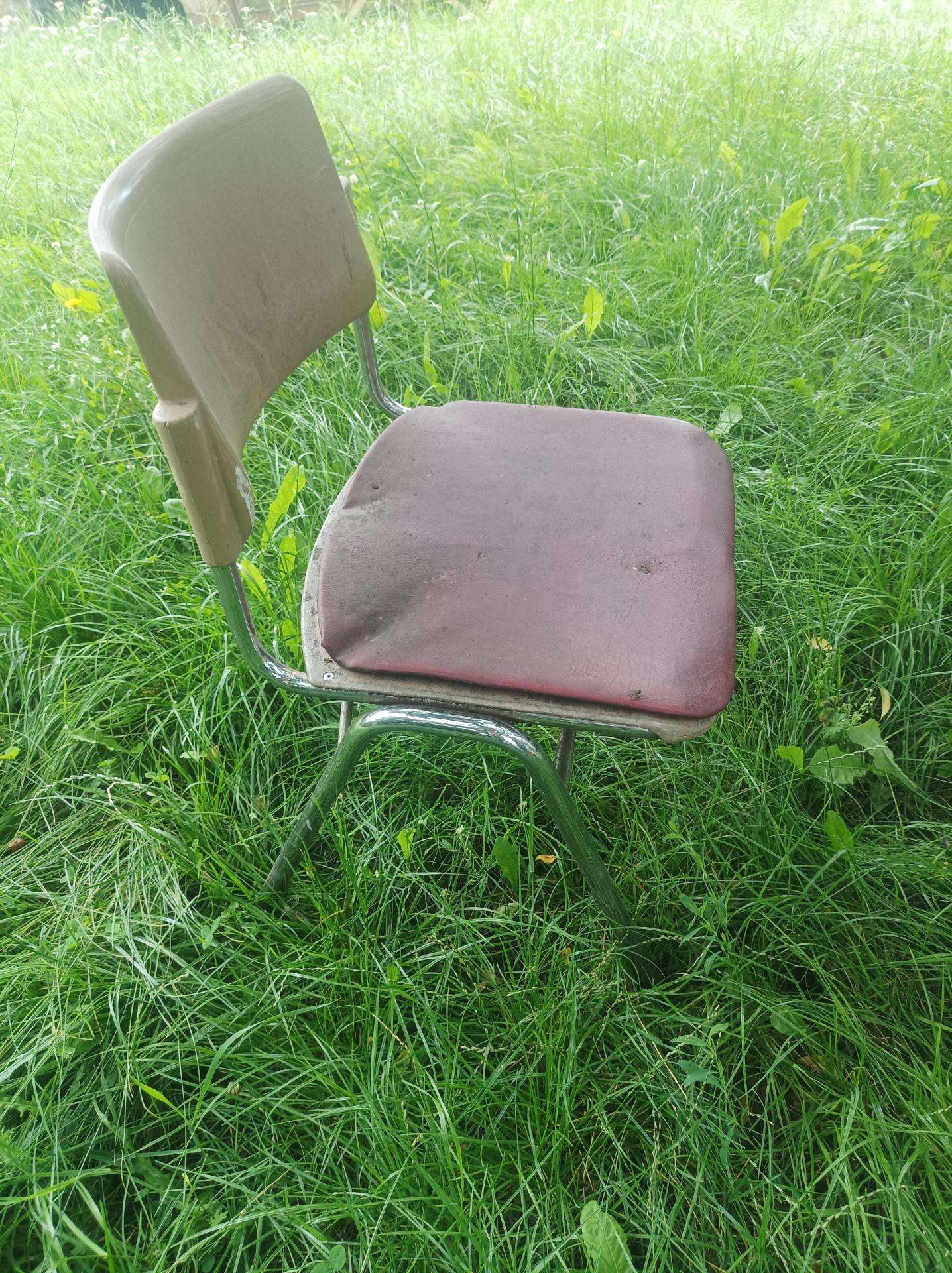 8 lauko kėdės po 2.5€