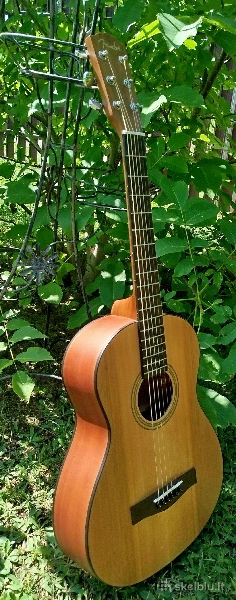 Fender akustine gitara.