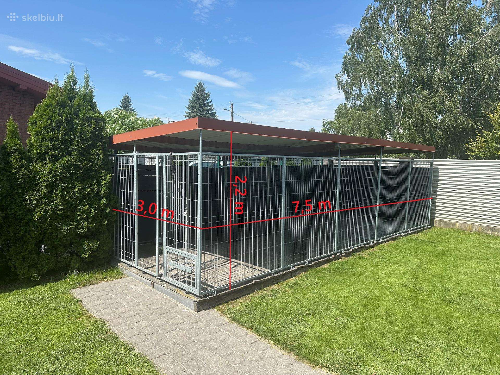Šunų voljeras su apšiltinta būda