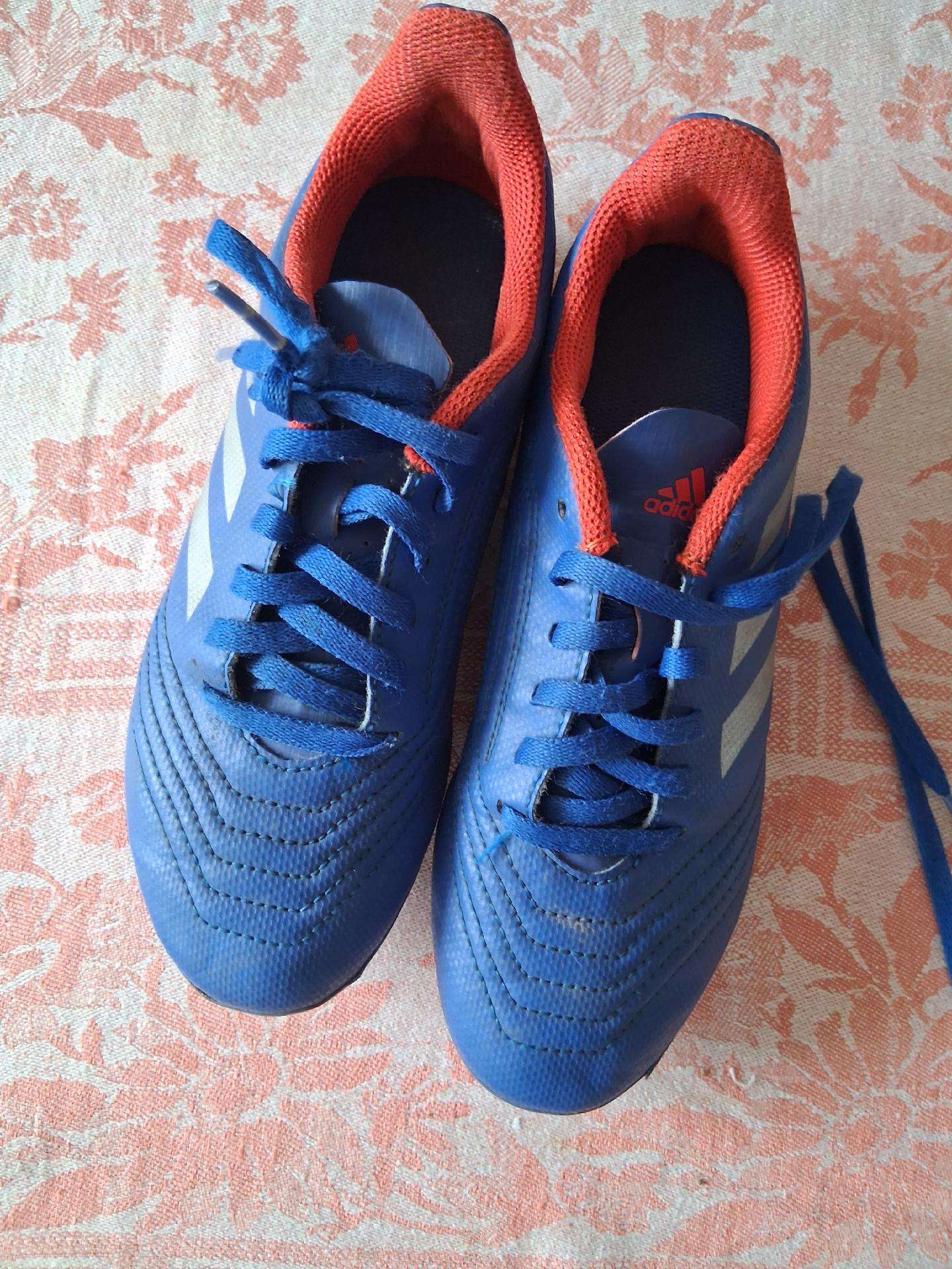 Parduodu futbolo batus.