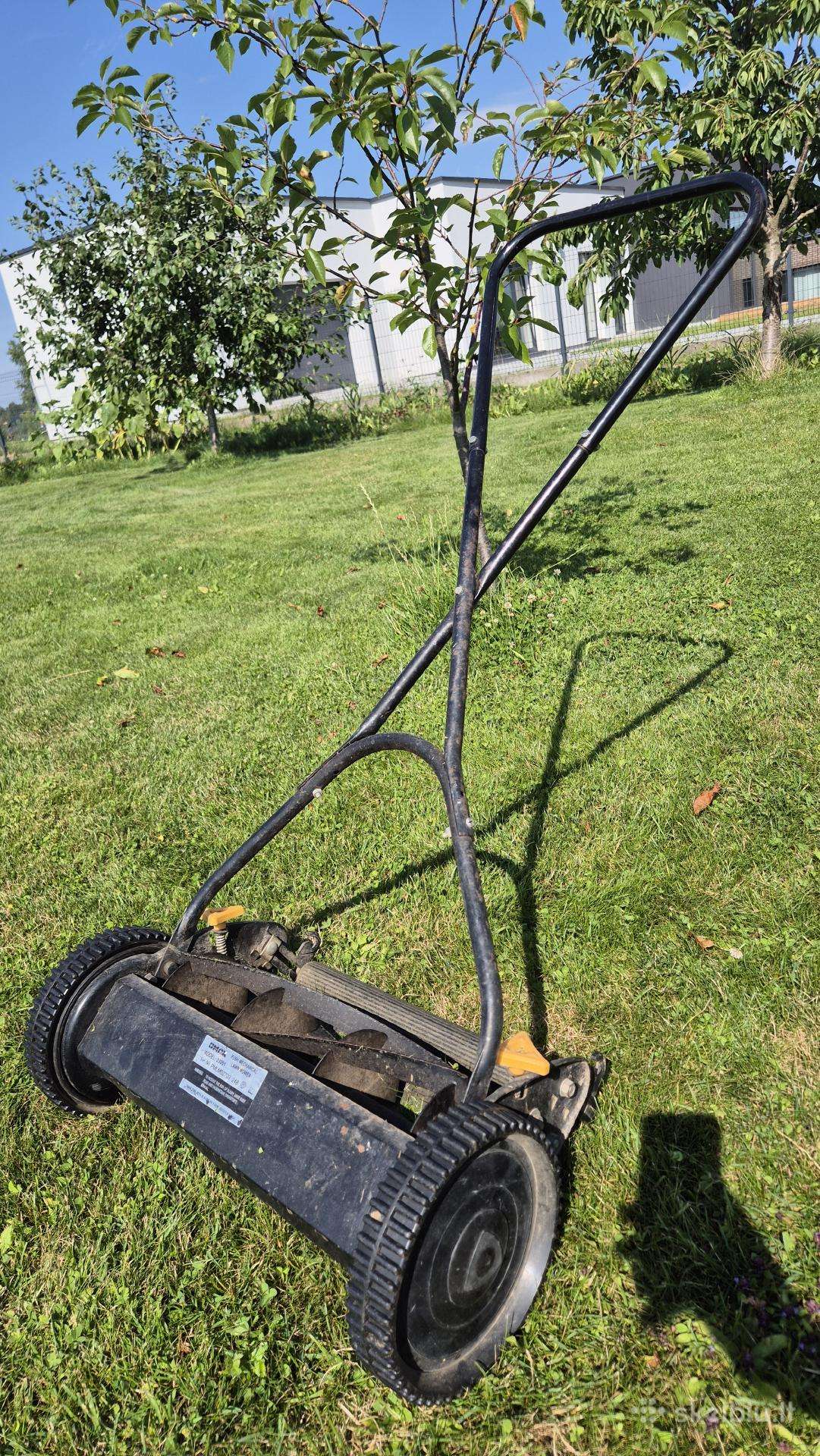 Stumdoma mechaninė žoliapjovė