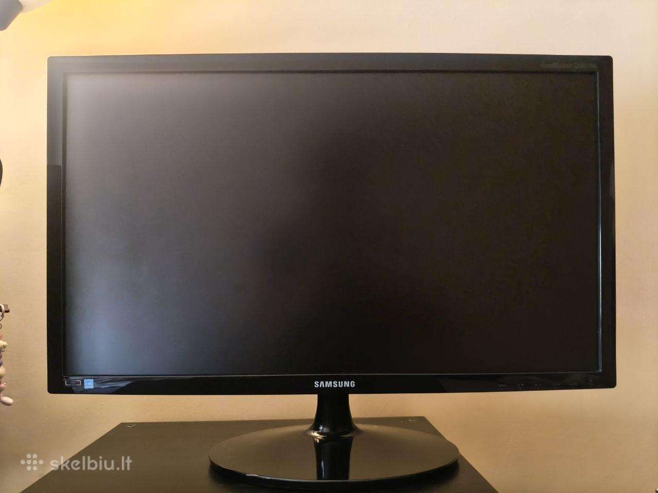 Parduodu Samsung LED monitorių, pilnai veikiantis.