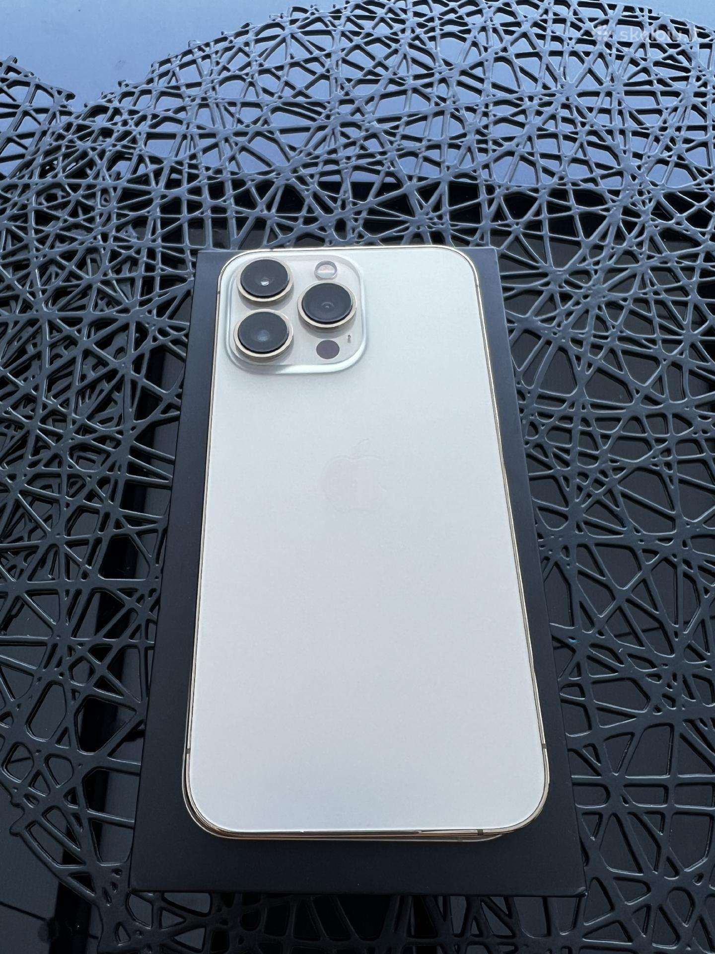 iPhone 13 pro 128 GB gold 74% baterija.