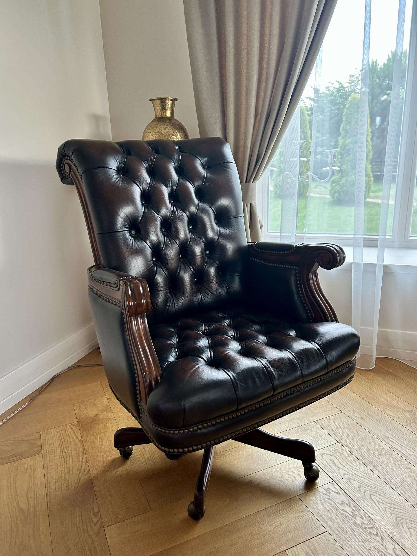 Klasikinis Chesterfield odinis biuro fotelis