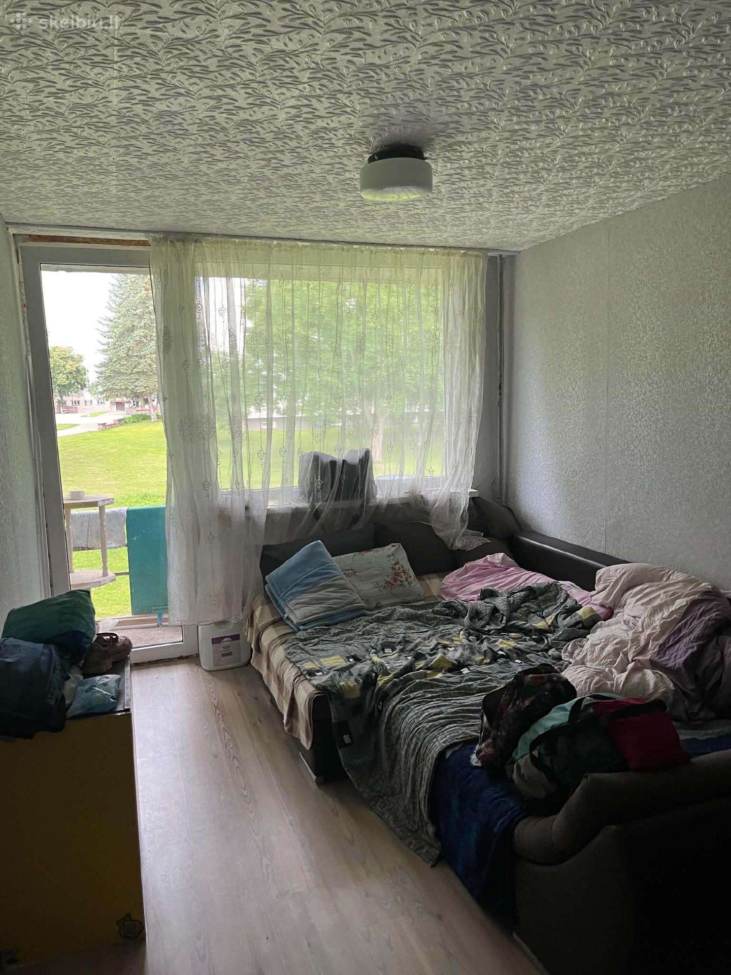 Raseiniai. Parduodamas 2 kamb. butas bendrabutyje.