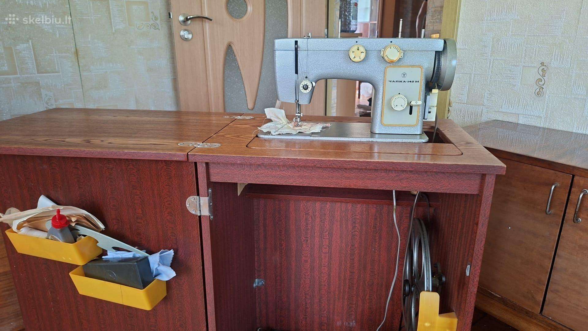 Siuvimo mašina „Čaika 142m“ su spintele ir pedalu