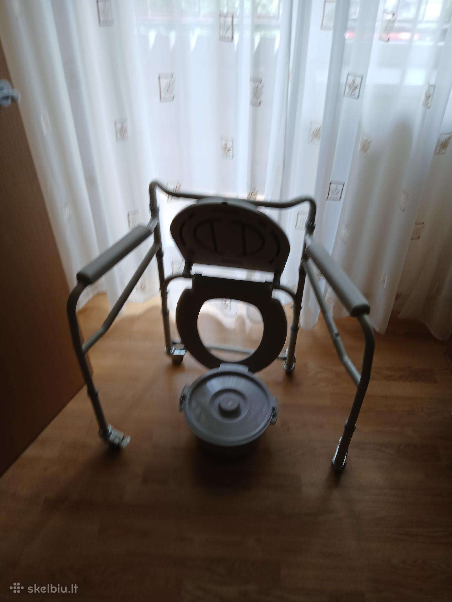 Atiduodam kėdė tualetas.