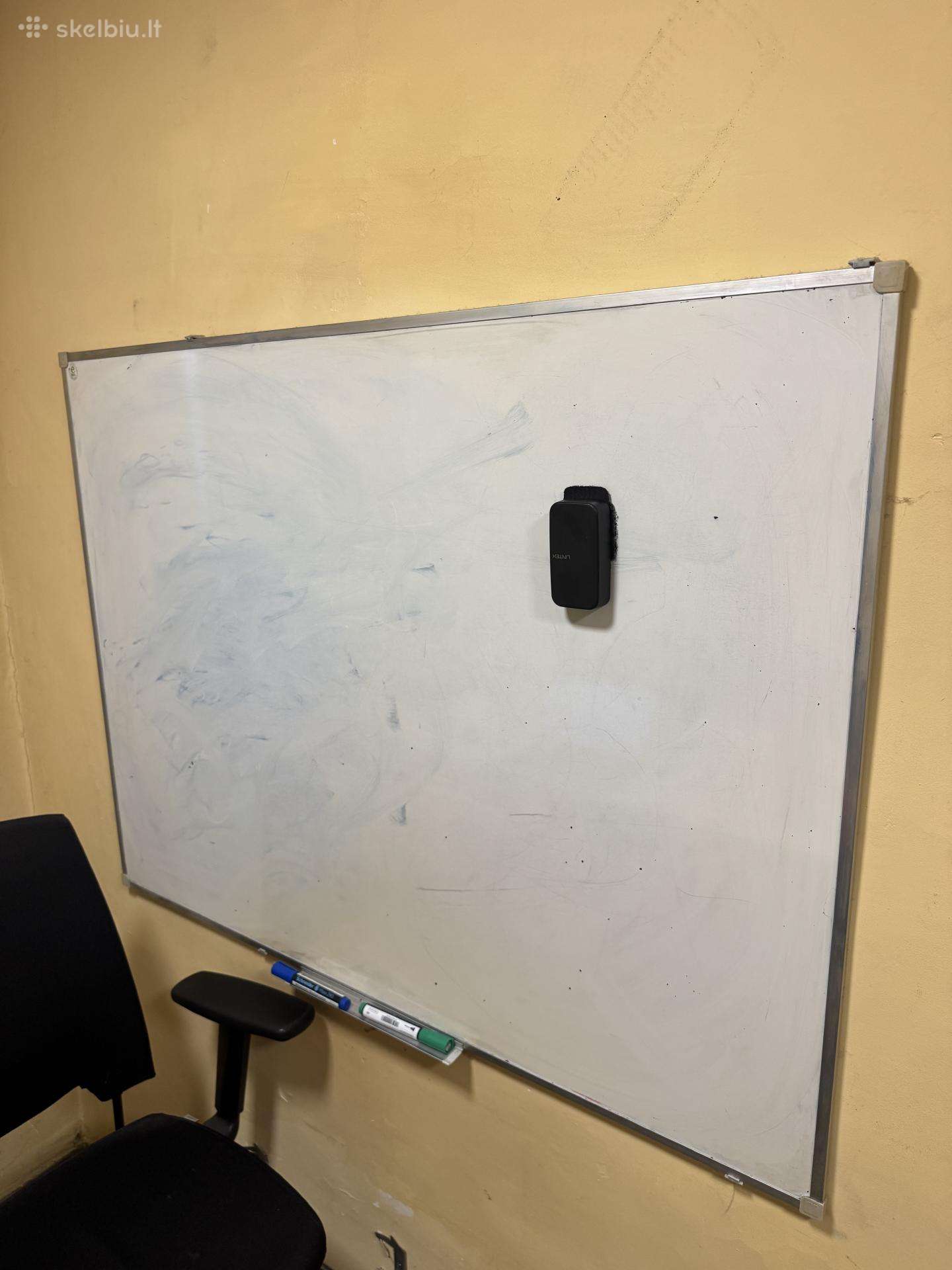 Parduodami biuro baldai ir įranga