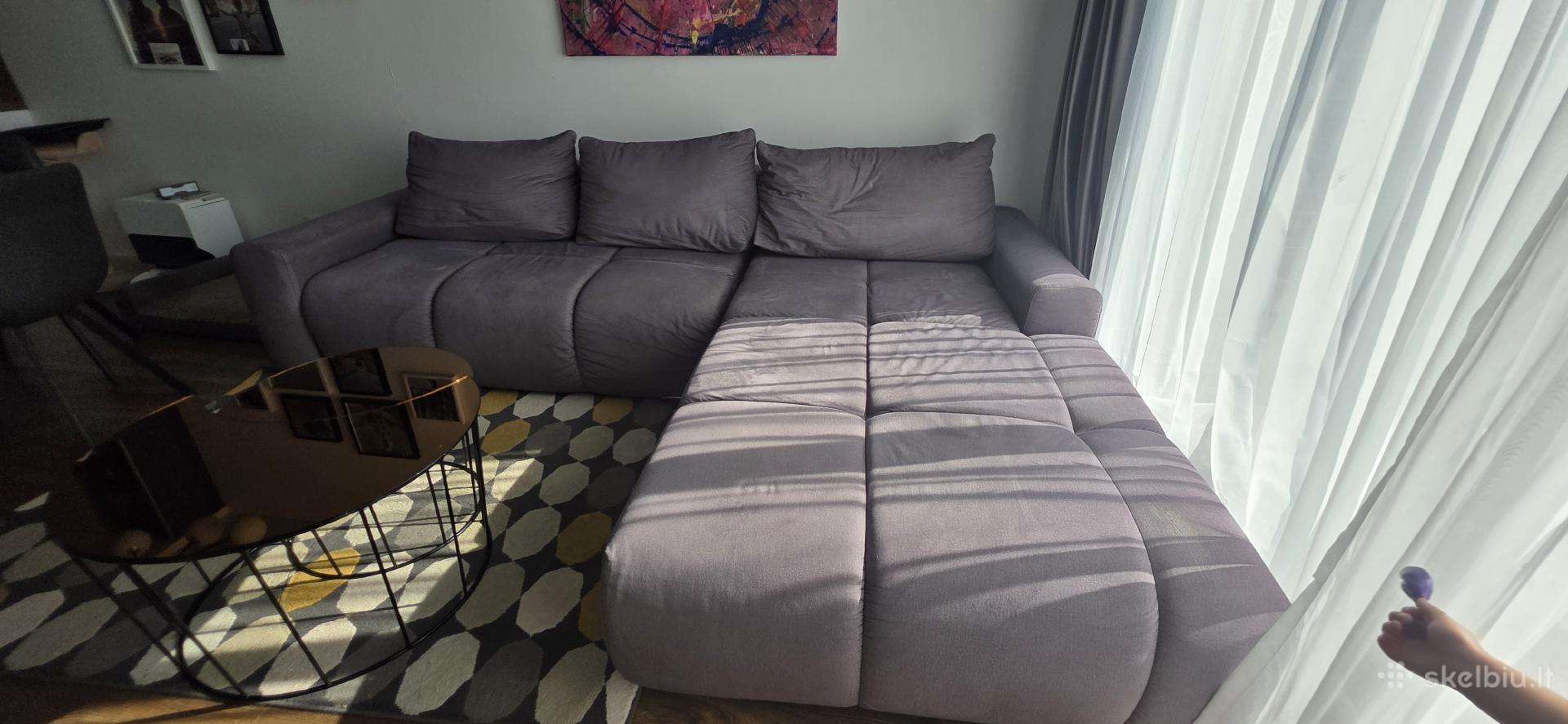 Kampinė sofa su išskleidžiama dalim