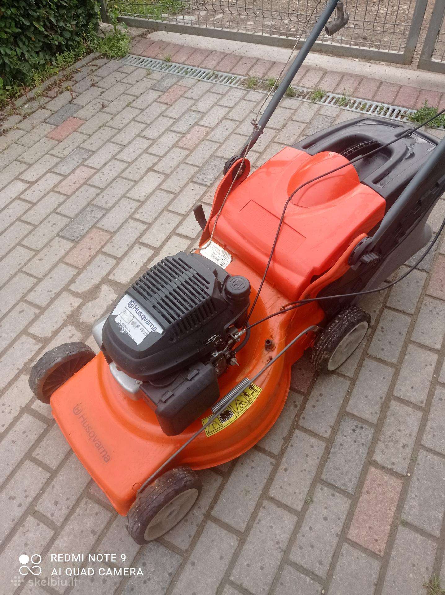 Žoliapjovė " Husgvarna " su honda variklių.