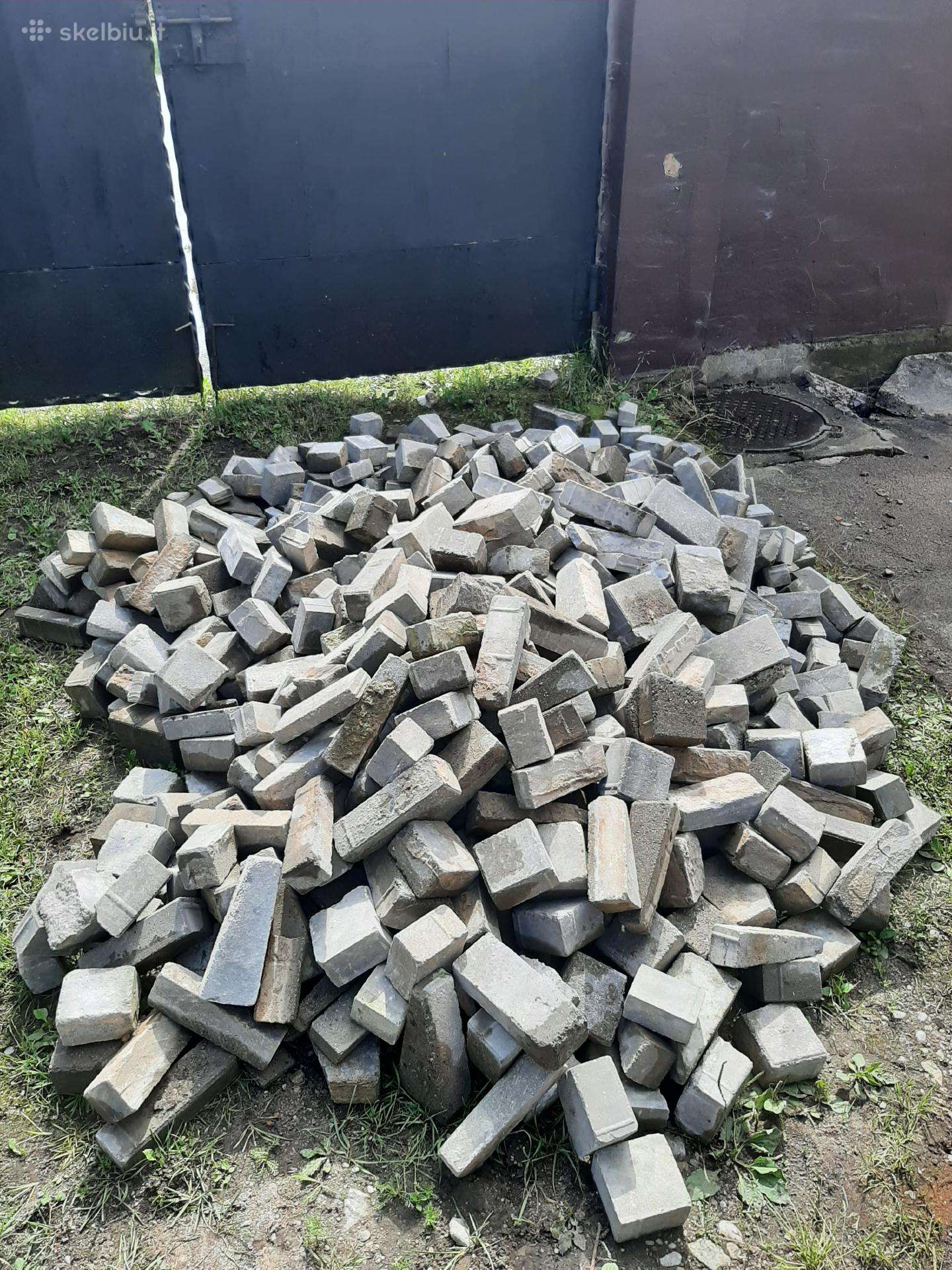 Trinkelių likučiai. Plitos ivairiu. Blokai