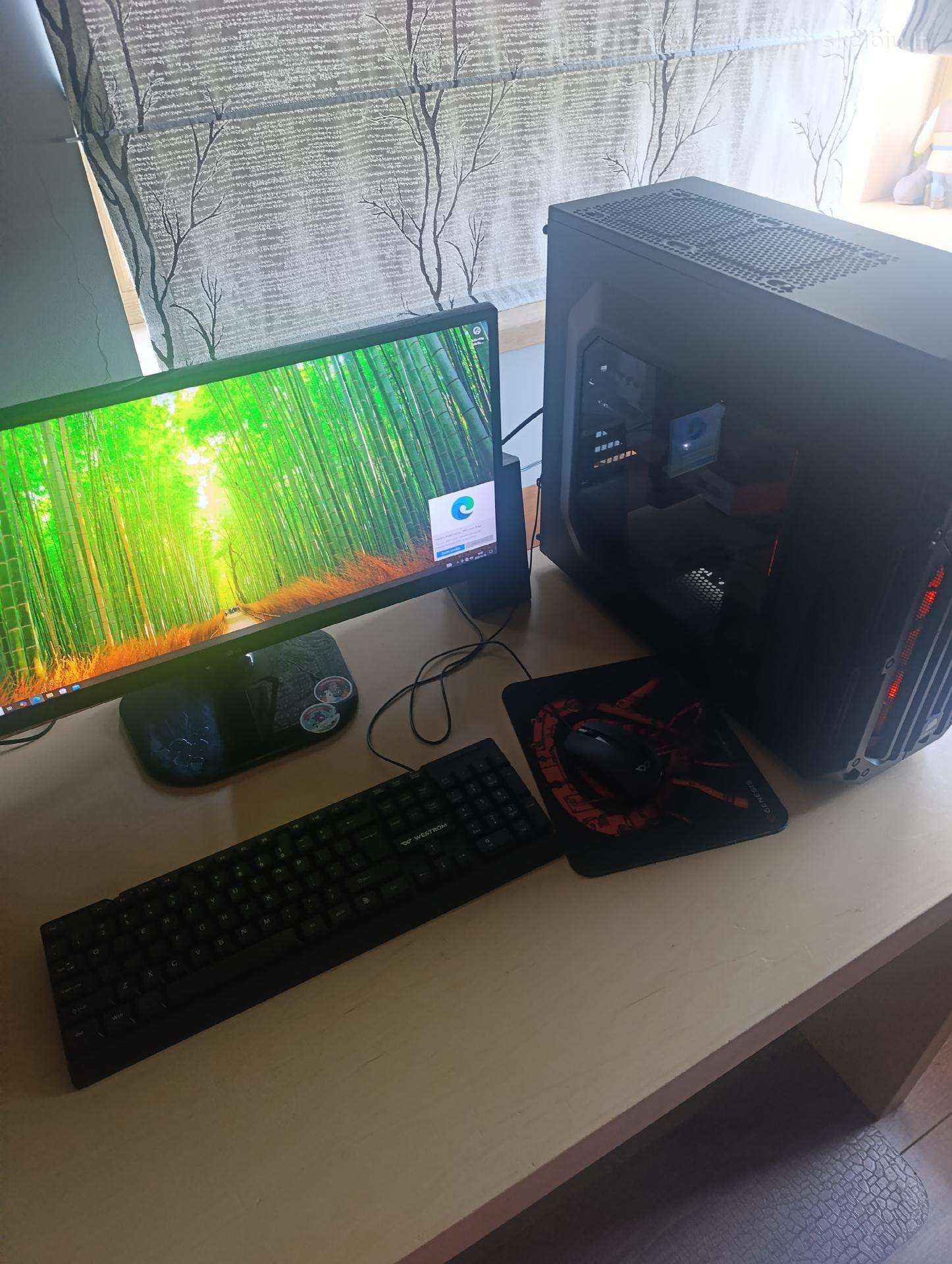 Stacionarus pc su monitorium
