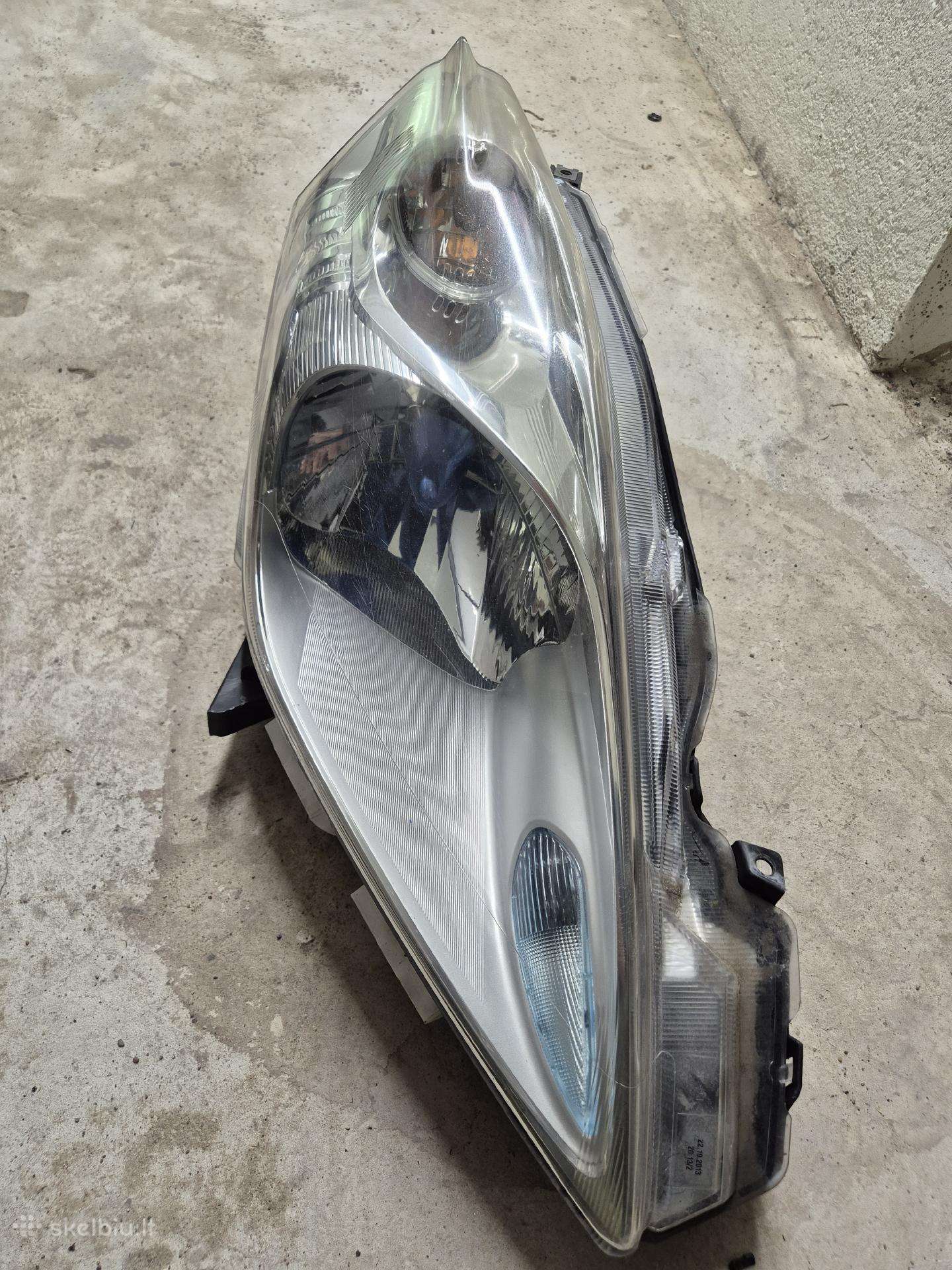Nissan leaf ze0 priekiniai žibintai