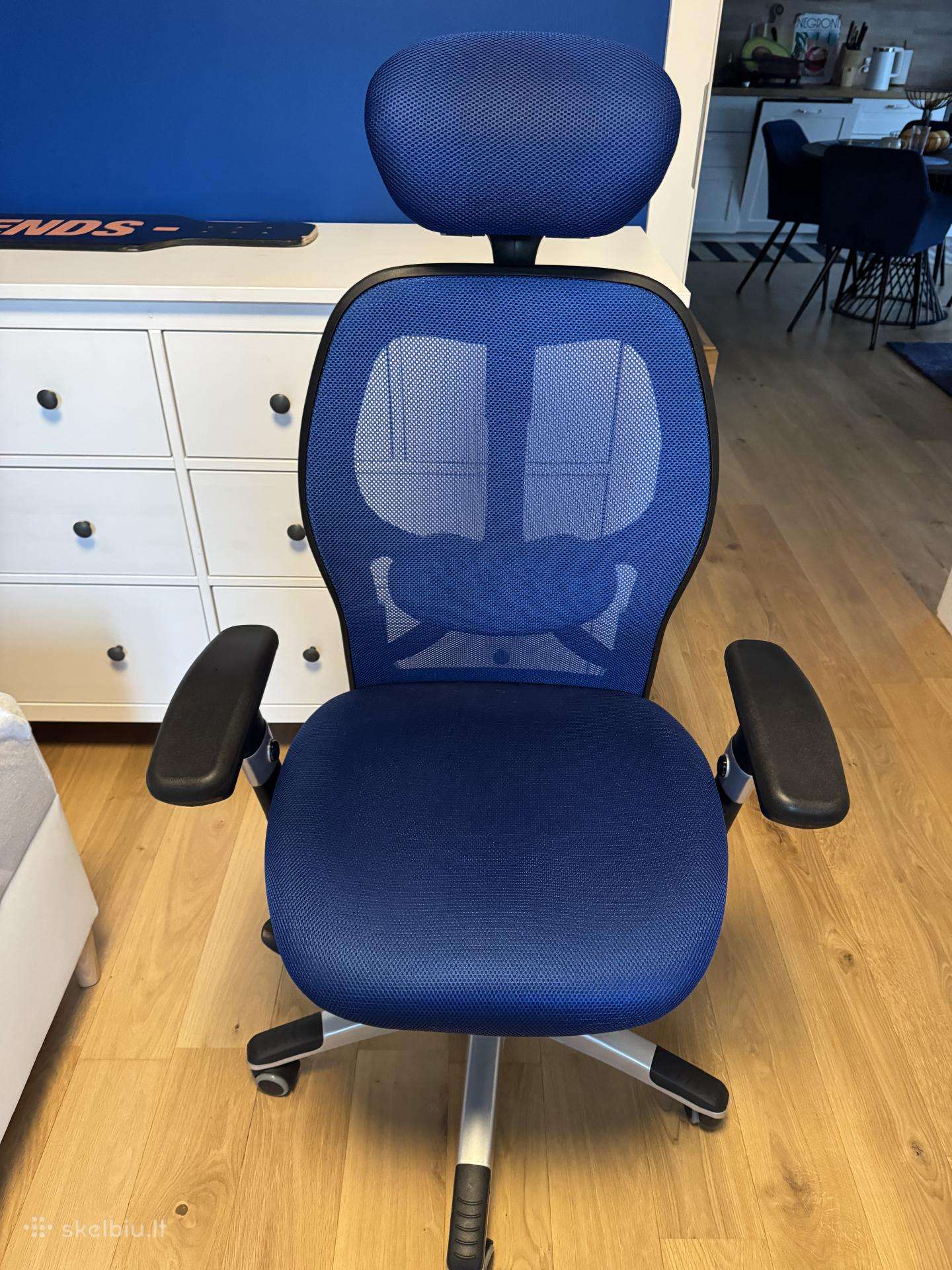 Mėlyna biuro kėdė