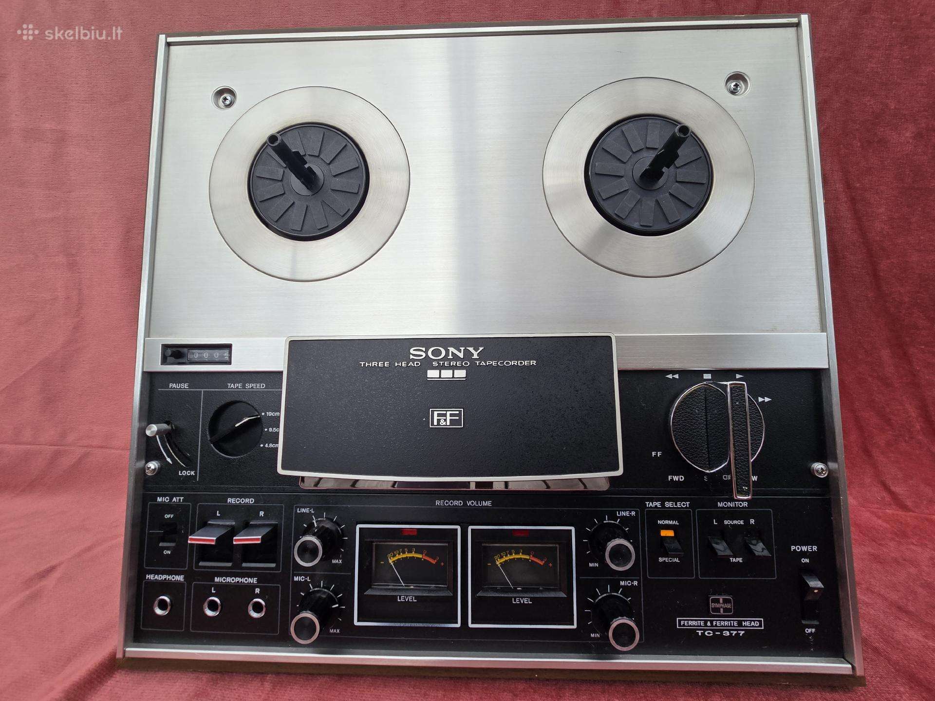 Vintažinis Sony Tc377 su apsauginiu dangčiu .
