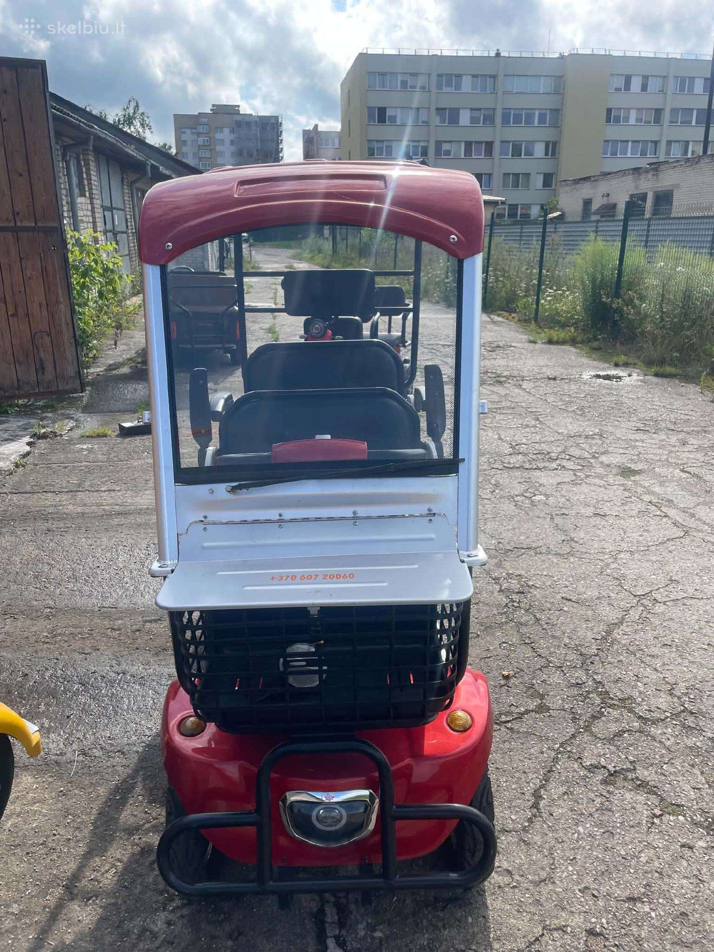 Elektrinis skuteris su stogeliu
