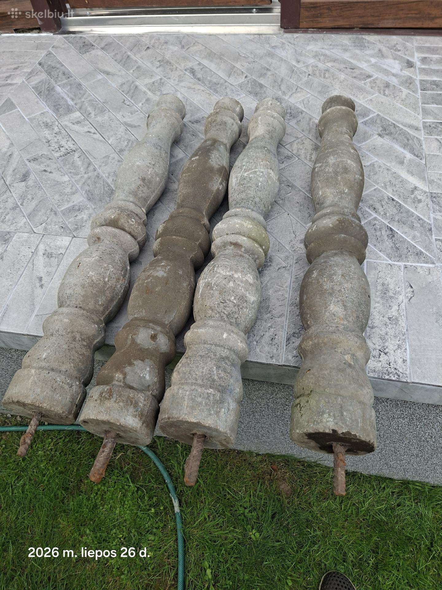 Parduodami 4vnt betonininų stulpų turėklams.80 cm