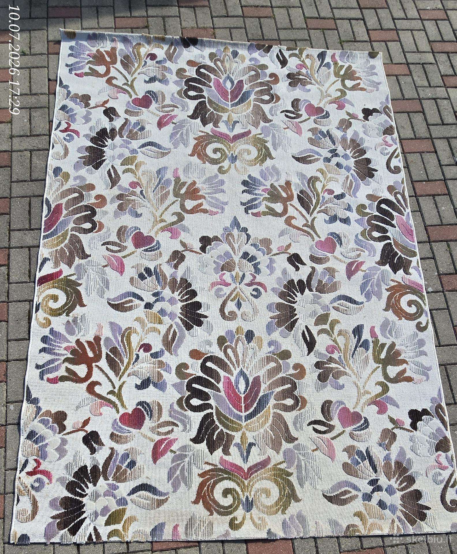 Didelis gėlėtas kilimas (200x300 cm).