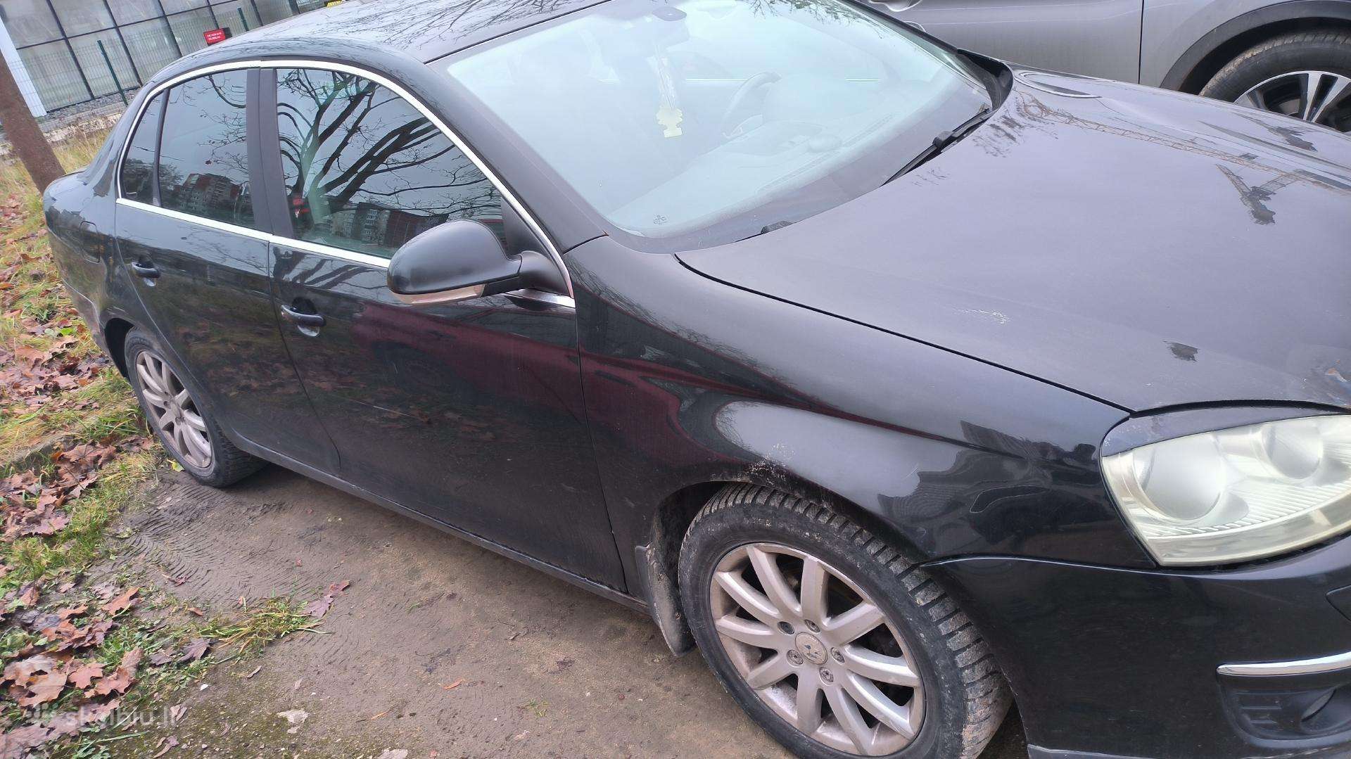 Parduodamas automobilis „Volkswagen Jetta“.