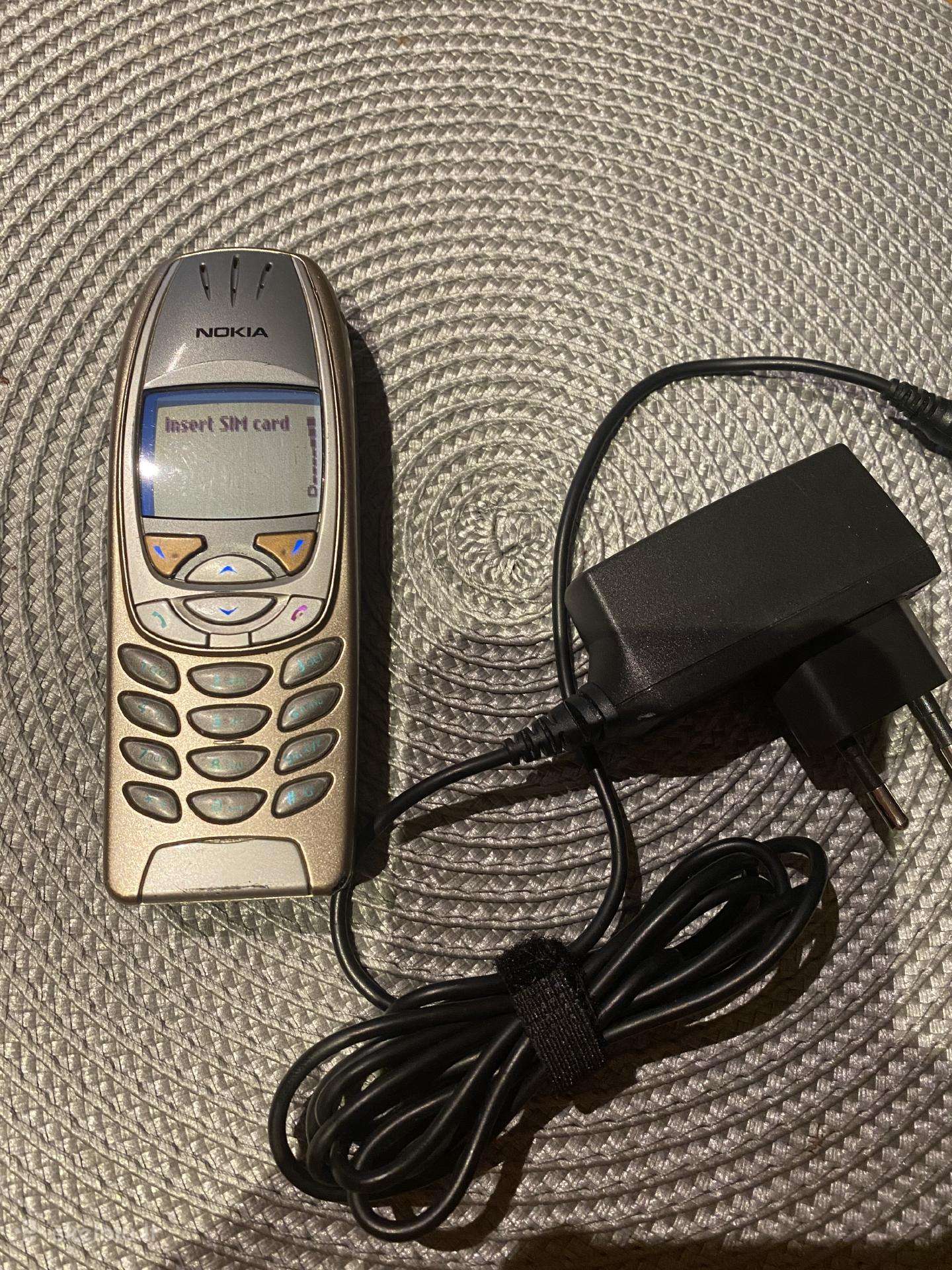 Nokia 6310i su pakrovėju