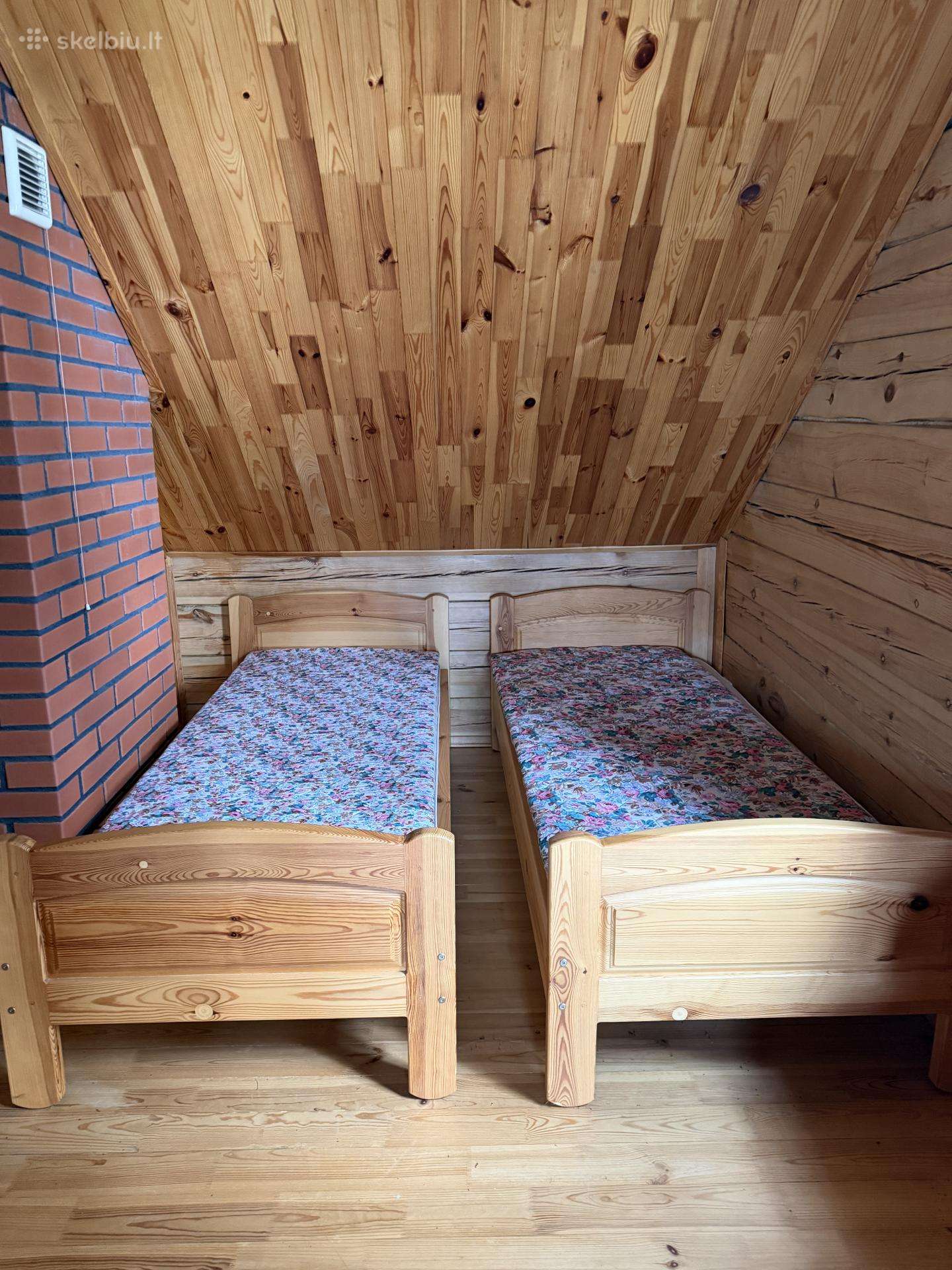 Dvi nenaudotos vienvietės lovos.