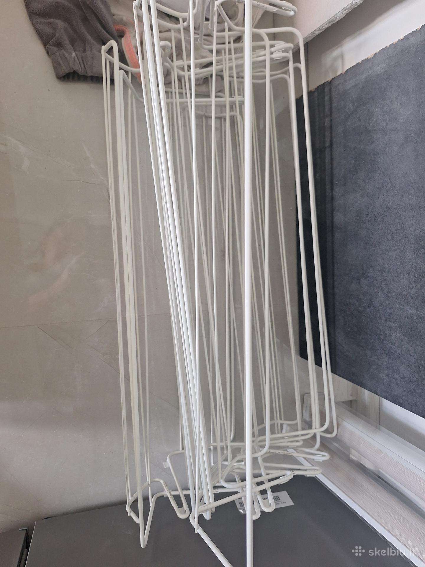 Agot sistemos batų lentynėlės.