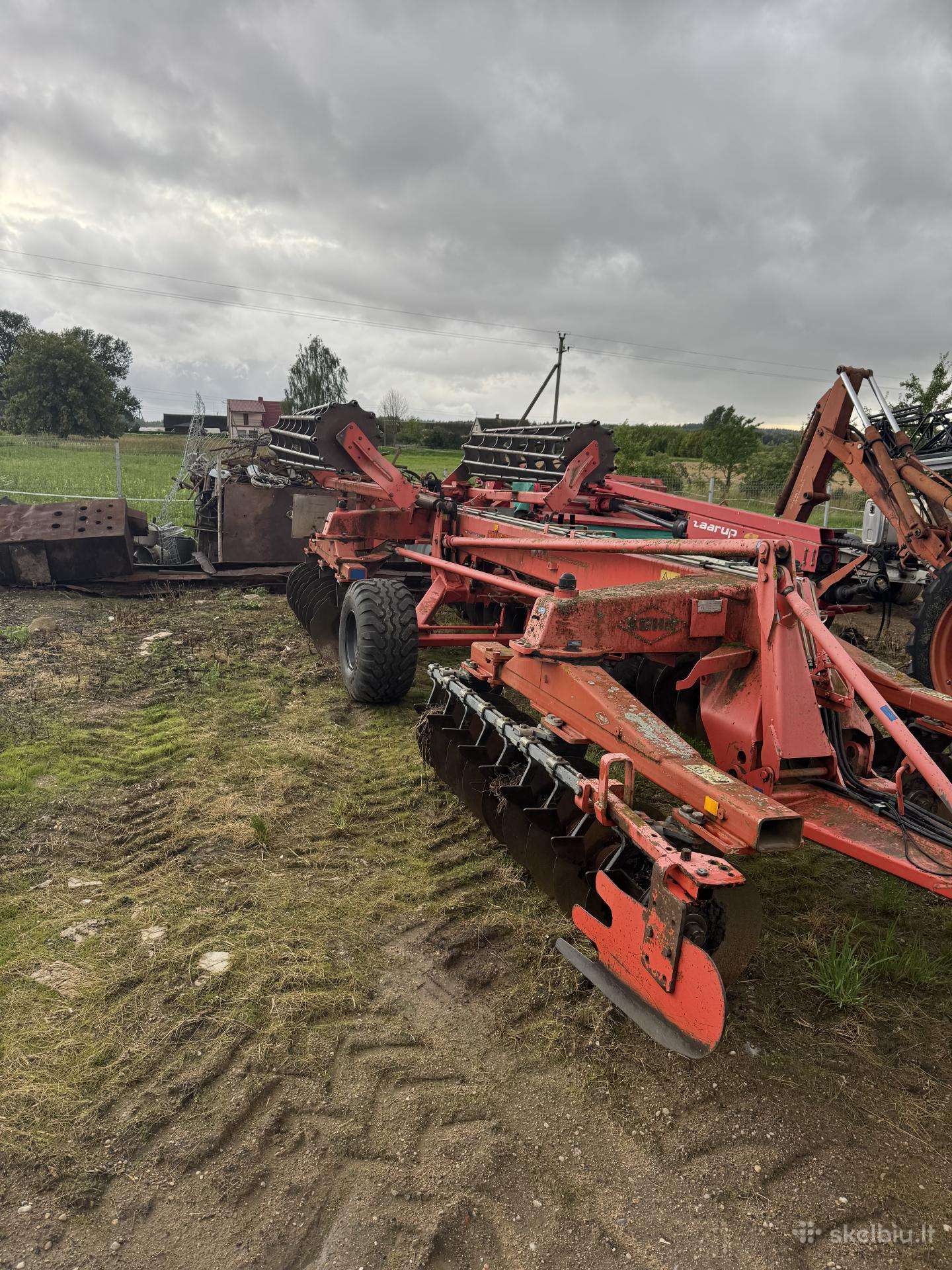 Sunkusis duskinis skutikas kuhn discover XL xm40