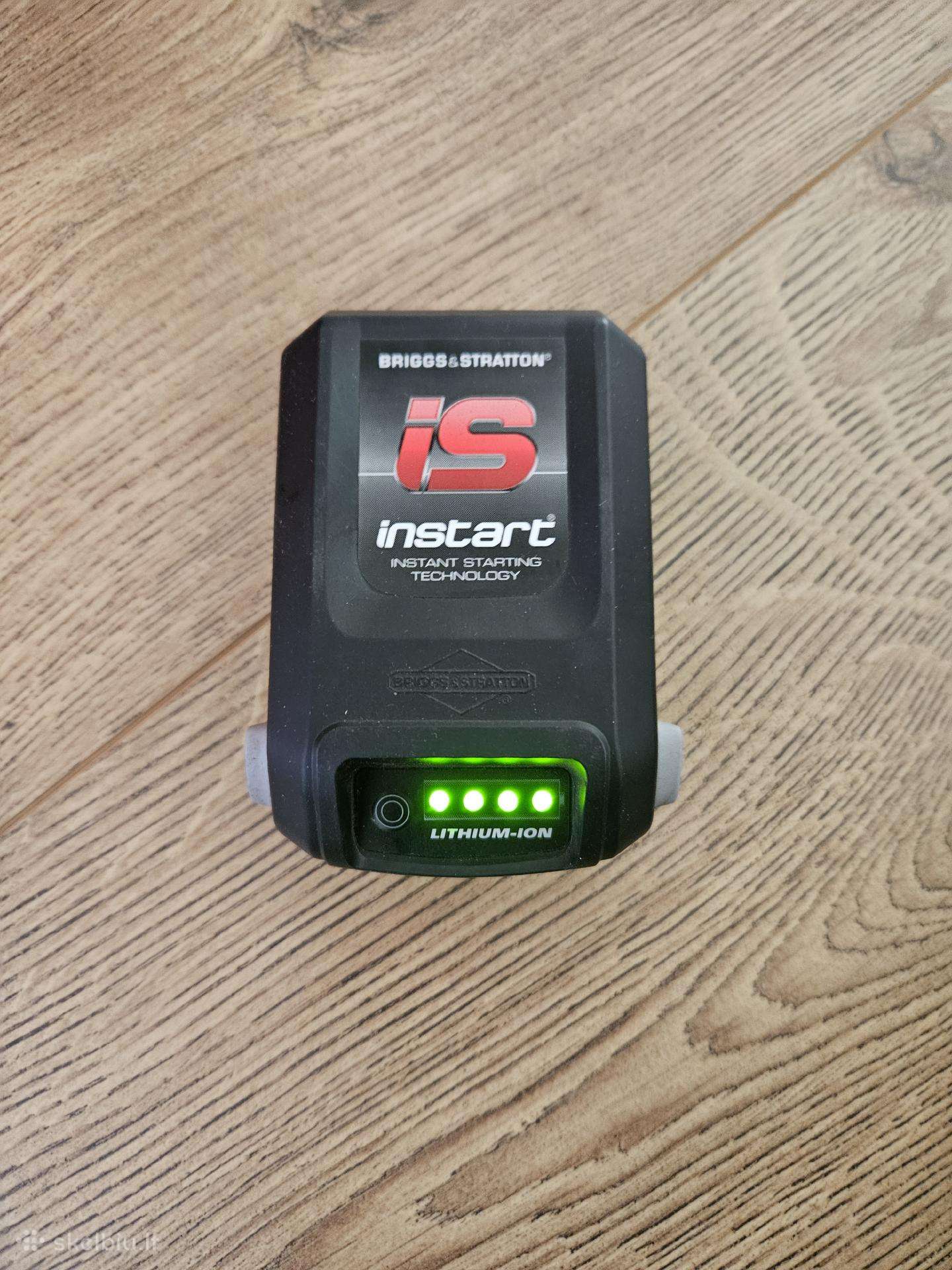 Briggs/stratton akumuliatorius ir jo kroviklis