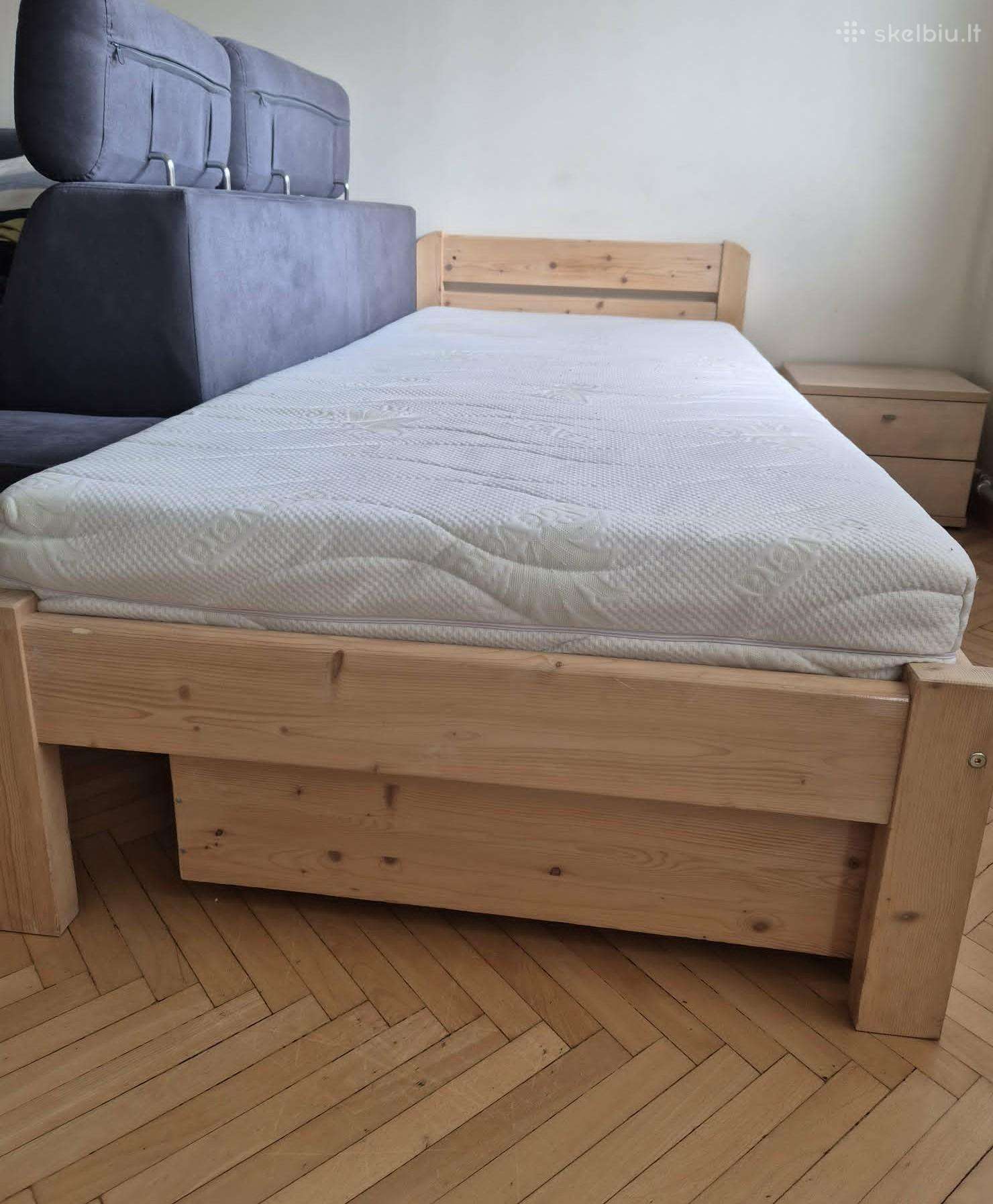 Medinė lova su stalčiais