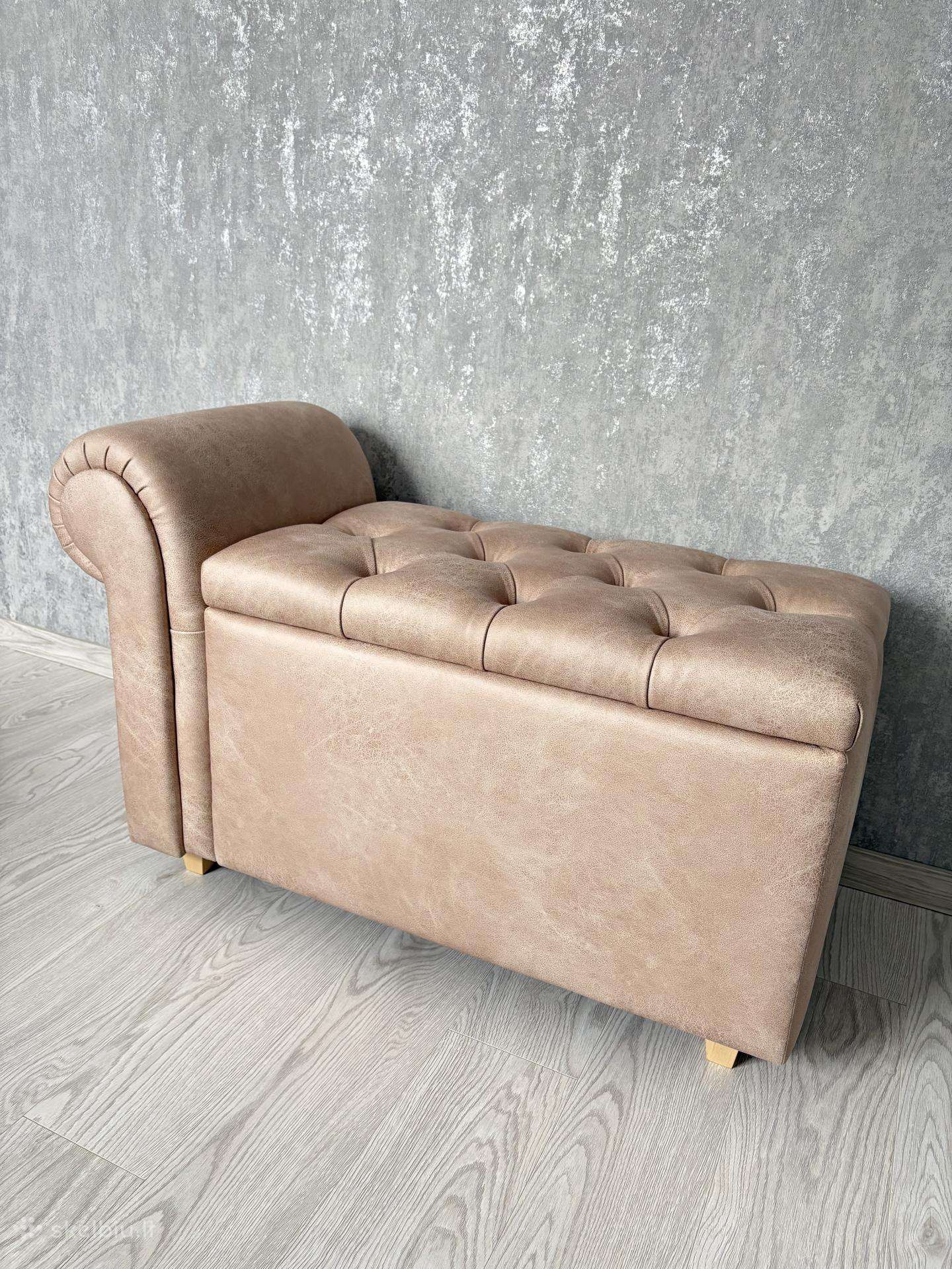 Chesterfield stiliaus pufas