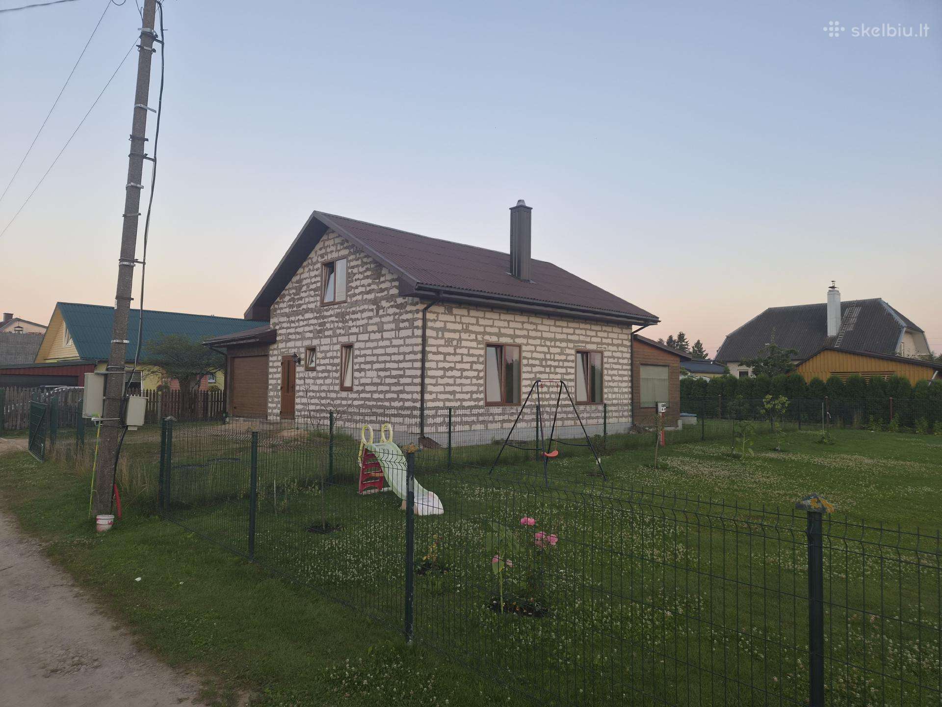Parduodamas dalinai irengtas namas