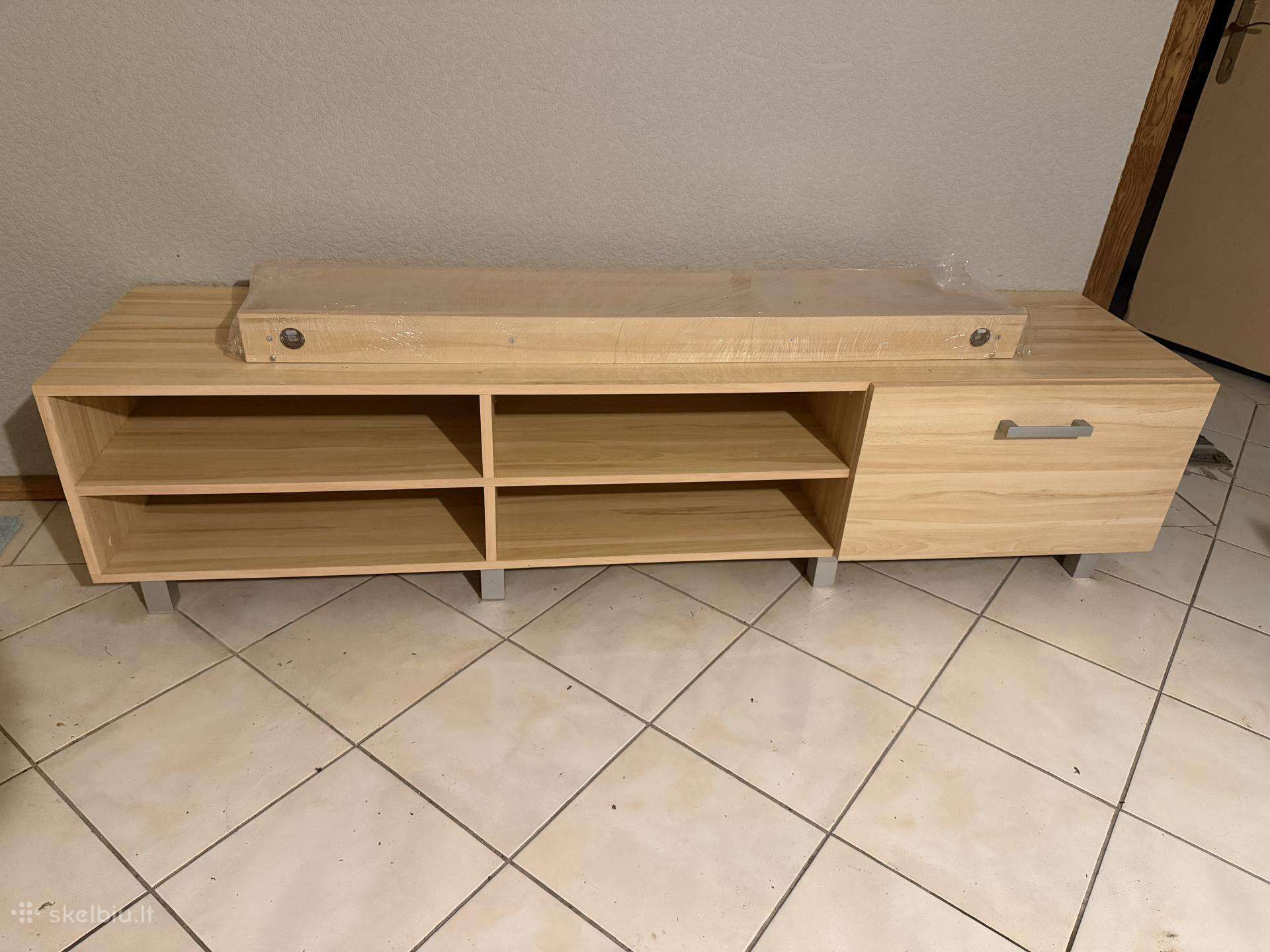 TV staliukas ir dvi lentynos