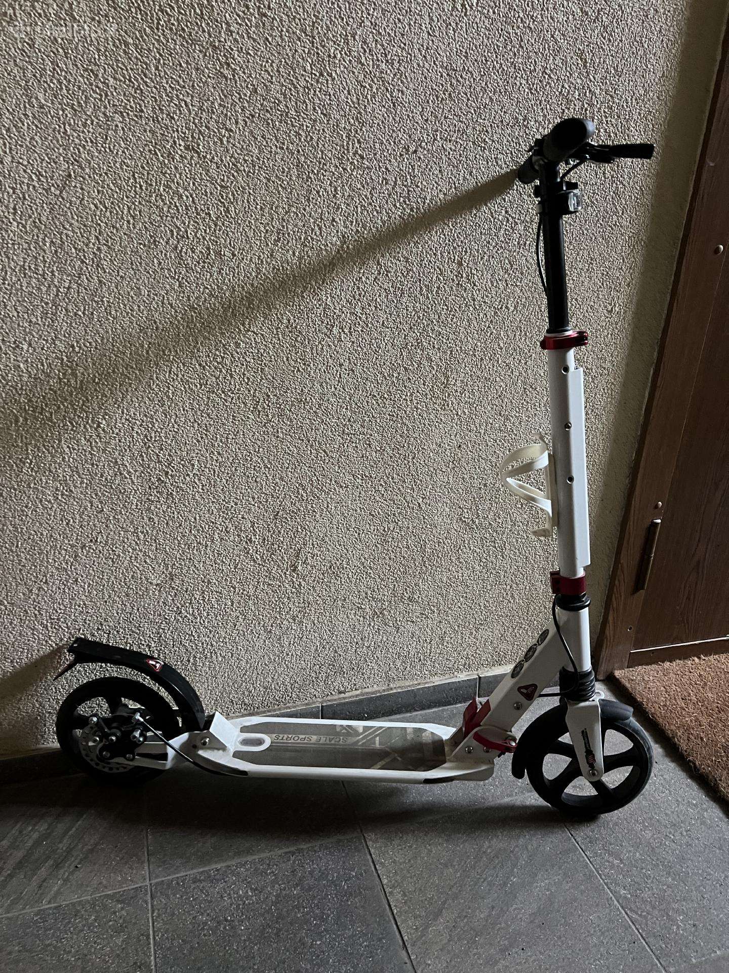 Nenaudotas,sulankstomas paspirtukas.iki 90 kg.