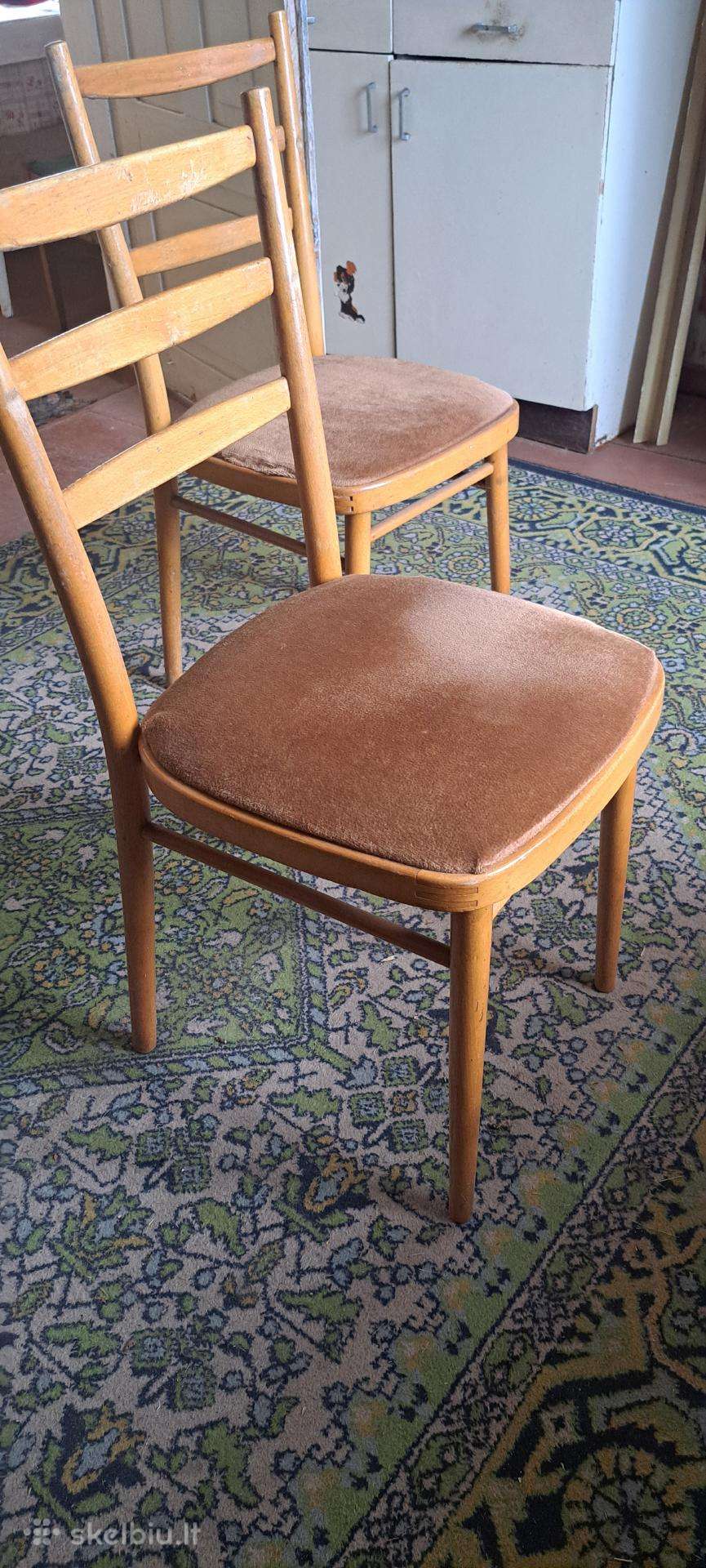 Medinės kėdės