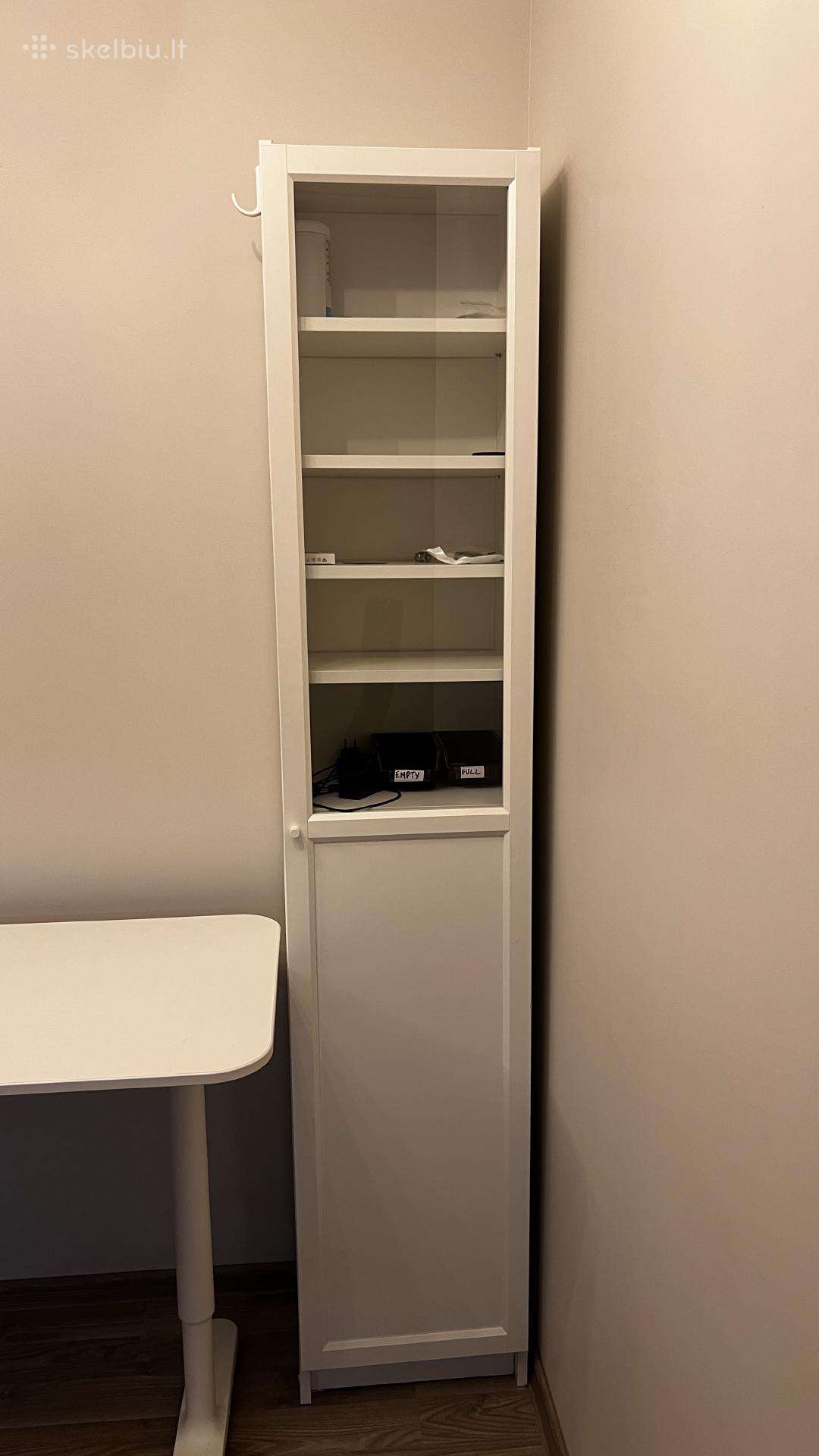 Ikea spintele Billy su durelėmis ir lentynėlėmis
