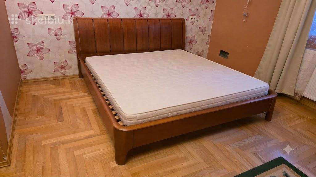 Skubiai parduodamos dvi plačios dvigulės lovos