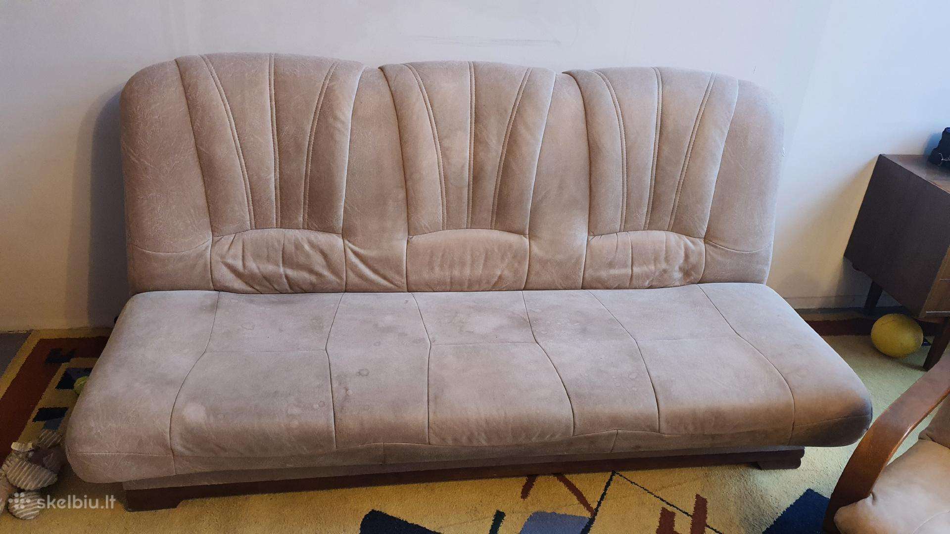 Dovanojama sofa su foteliais.