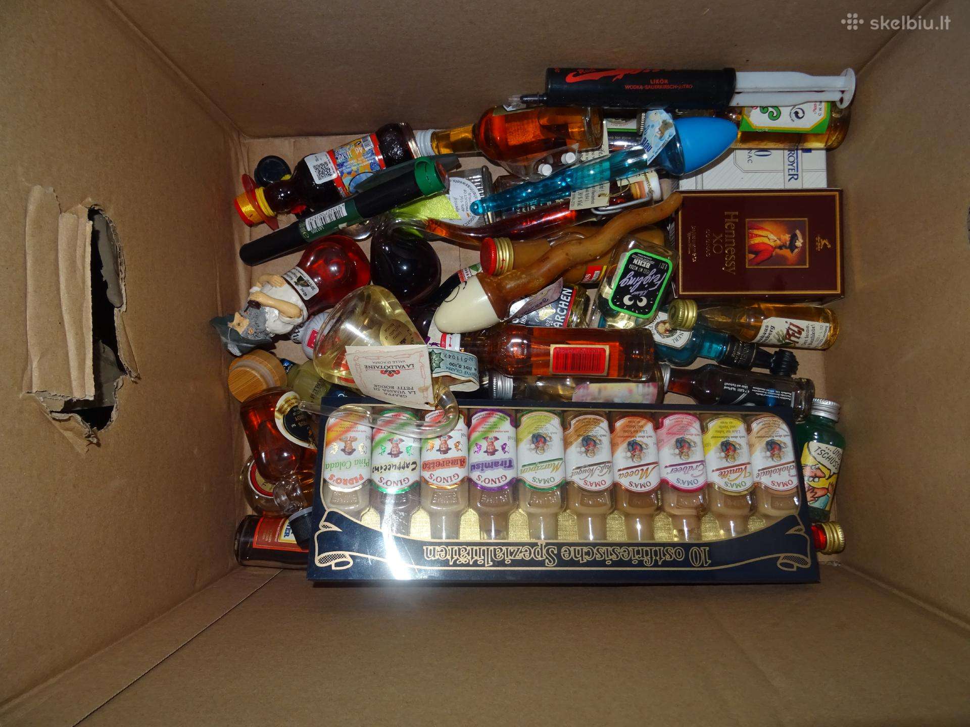 Kolekcija mažų alkoholio buteliukai