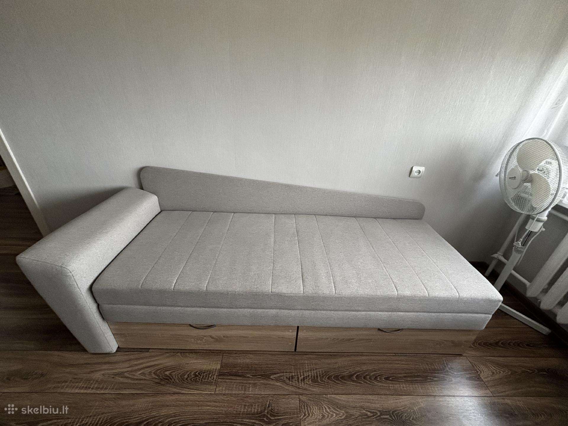 Dvigulė tachta ir medinis rašomas stalas.