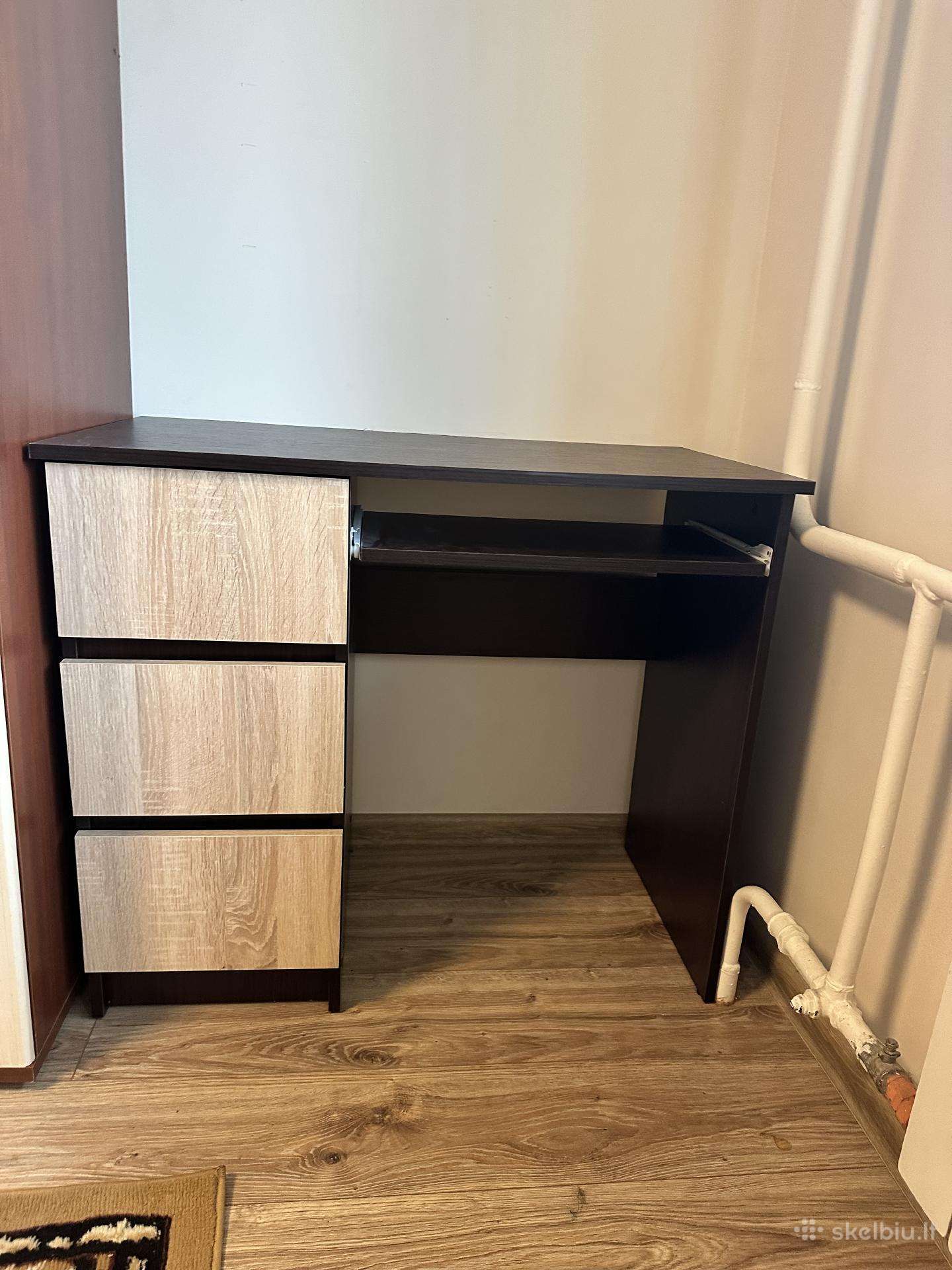 Rudas rašomasis stalas