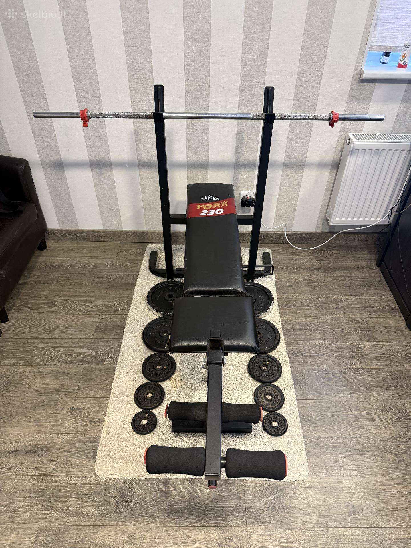 Sporto suoliukas su stanga ir svoriais, hanteliai