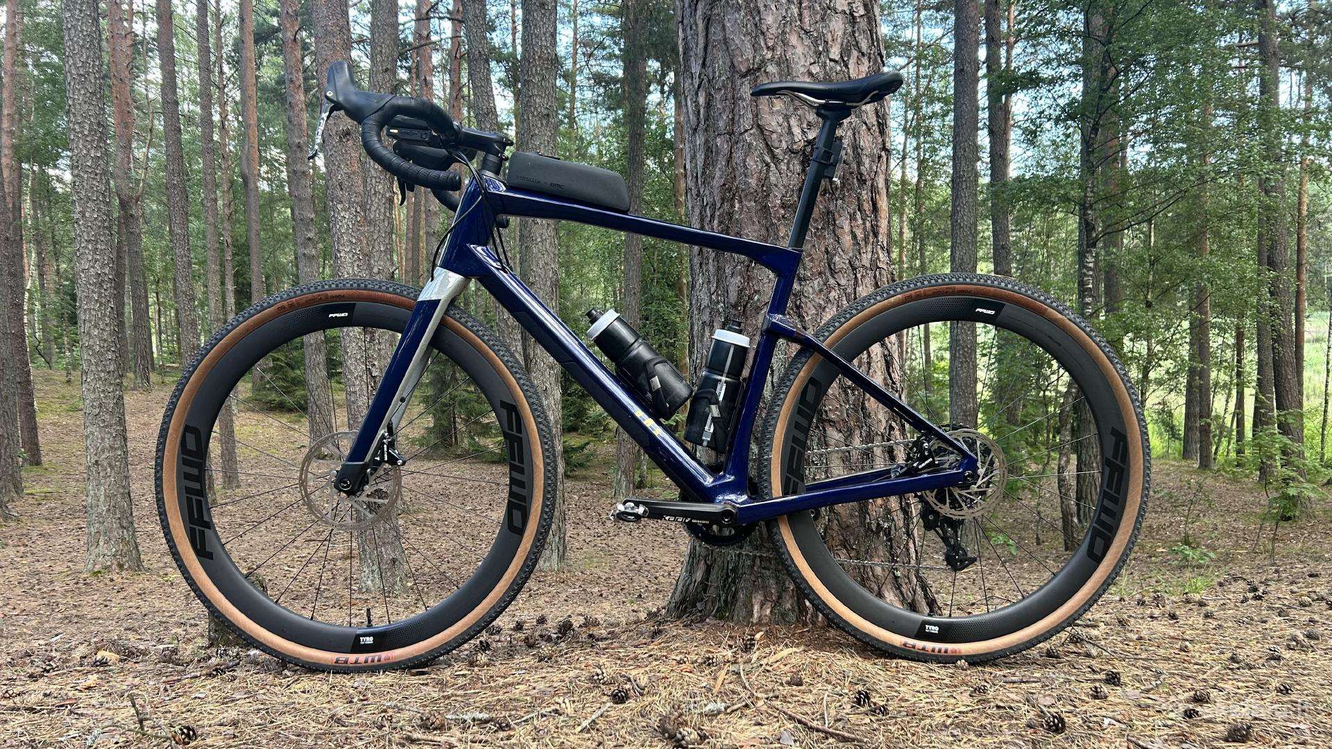 Pilnai karboninis BMC Urs Two gravelis