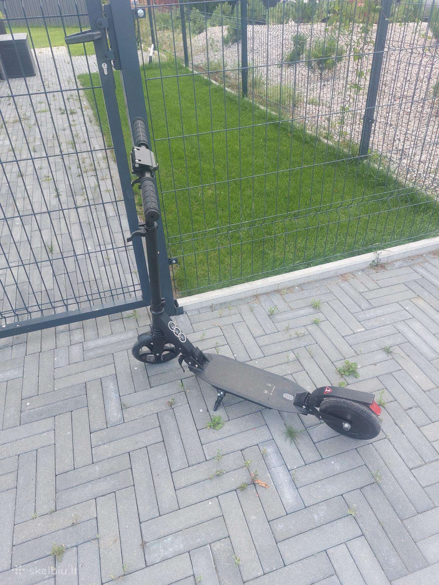 Pusiau elektrinis paspirtukas