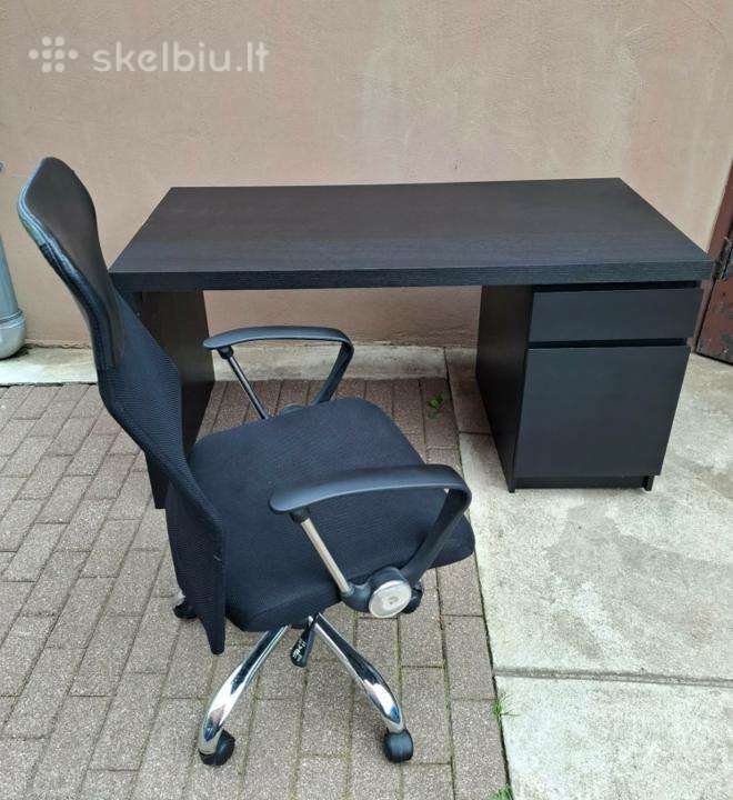 Rašomas stalas su kėde