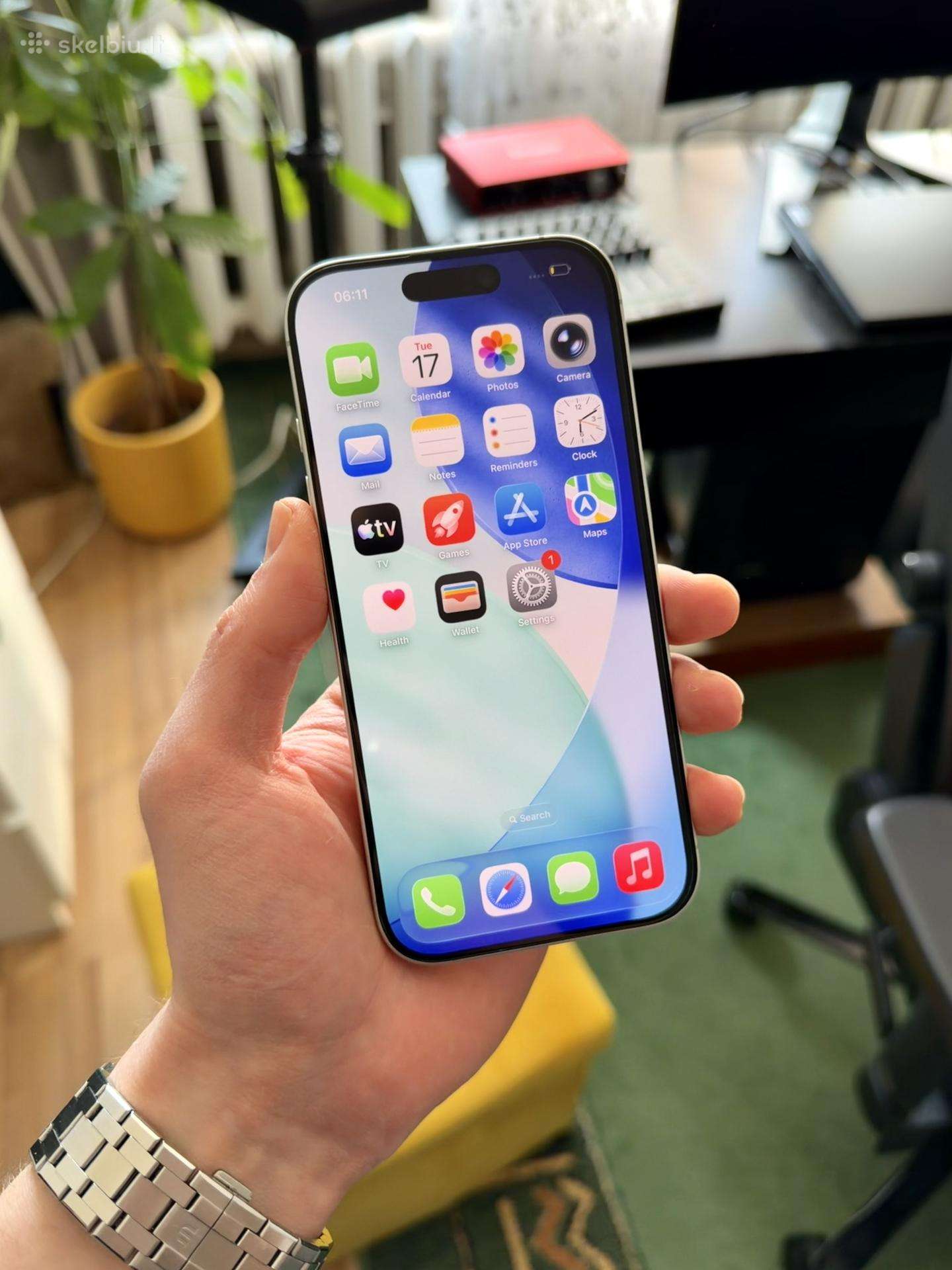 iPhone 16 White