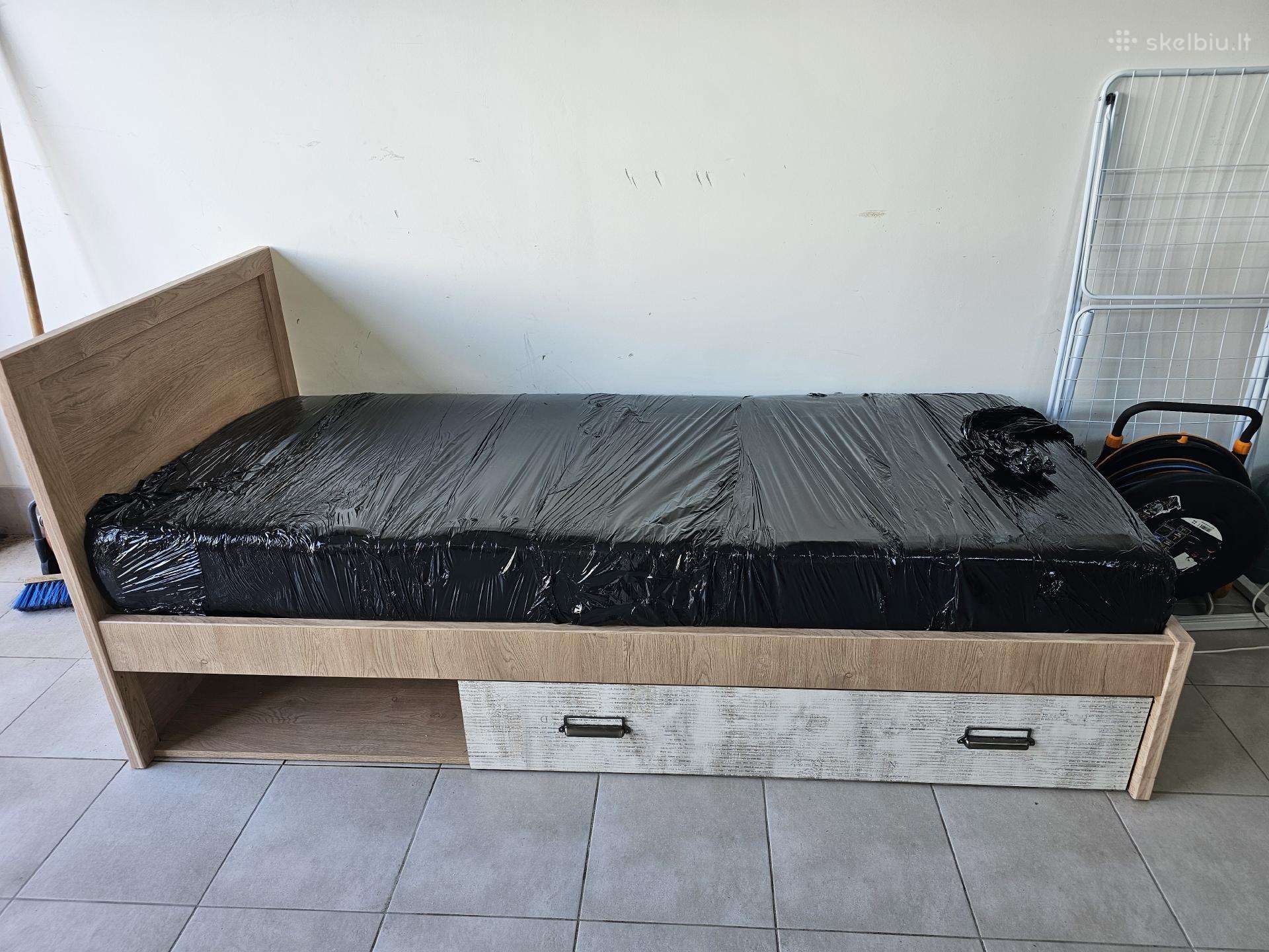 Parduodama viengulė lova su patalynės stalčiumi
